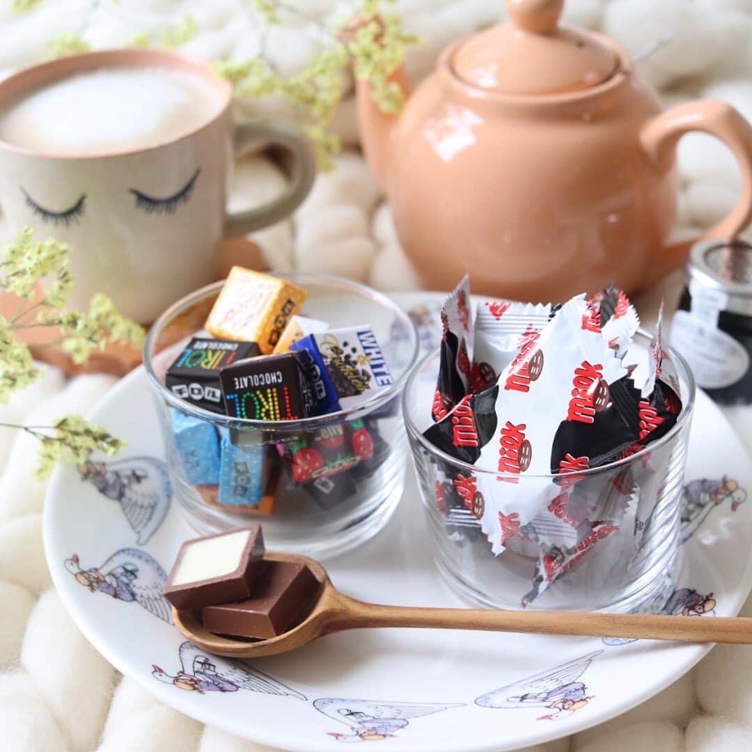 チロルチョコのインスタグラム：「お菓子と、わたし（@okashi_to_watashi）さんとのコラボキャンペーン中ですが こちらのキャンペーンも引き続き開催しています💁‍♀️  ＼ミルク30周年キャンペーン開催🎉／﻿  ﻿ Rakuten Pasha×チロルでコラボ開催❗️﻿  ﻿ 購入レシートをスマホで撮影して応募✨﻿  ﻿ 【楽天ポイント300ポイント】﻿ を抽選で*30,000名様にプレゼント致します💁﻿ *期間中6回抽選×各5,000名様当選=合計30,000名様に楽天ポイント300ポイントが当たります🎖﻿ *進呈するポイントは期間限定ポイントです。﻿  ﻿ 【キャンペーン期間】﻿ ▫️2020年8月24日（月）~2021年3月31日（水）﻿ 【キャンペーン対象商品】﻿ ▫️ミニミルク（8/24発売）﻿ ▫️バラエティパック﻿ ▫️バラエティパック（縦）﻿  ﻿ 【応募方法】﻿ ⑴パッケージ裏面のQRコード等からRakuten Pashaにアクセス（スマホのみ対応）﻿ https://r10.to/tirol04﻿ ⑵楽天会員IDでログイン﻿ ⑶対象商品を購入したレシートを撮影＆Pashaに送信🤳﻿ ⑷当選結果はメールにてお知らせ致します💌﻿ 楽天ポイントは応募月の4ヶ月後の月末までに付与されます。﻿ ※QRコードは(株)デンソーウェーブの登録商標です。﻿  ﻿ 【注意事項】﻿ ・進呈するポイントは期間限定ポイントです。﻿ ・応募する際は、事前に楽天への会員登録（無料）及びメールアドレス入力が必要です。﻿ ・1枚のレシートで、1口の応募が可能です。対象商品を一度に複数購入した場合もレシートが1枚であれば1口の応募となりますのでご注意ください。﻿ 期間中は何口でもご応募可能です。﻿ ・キャンペーンの質問等は当アカウントDMでは対応致しかねます。﻿ 予めご了承ください。﻿  ﻿ 【お問い合わせ】﻿ ・よくあるお問い合わせ内容はこちら﻿ 　https://r10.to/fa﻿ ・上記から解決しない場合はこちら﻿ 　https://r10.to/ask﻿ ・製品に関するお問い合わせ﻿ チロルチョコ㈱お客様相談室　0570-064530﻿ ﻿ ﻿ ﻿ ﻿ #tirol #tirolchoco #チロルチョコ #チロル #チョコレート #おやつタイム #chocolate ﻿ #スイーツ部 #おうちカフェ #日々の暮らし #sweettooth  #チョコ #スイーツ  #shopチロルチョコ#キャンペーン」