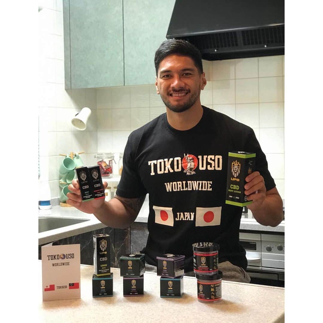 ラファエレ・ティモシーのインスタグラム：「Faafetai and malo ‘aupito to the Usos @up8worldwide, @nusi_0502 and @siololaajr for the CBD goodies 🙏🏾 #SupportingPolyBusinesses #UP8 #CBD #recovery #TokoUso 🇼🇸🇹🇴」