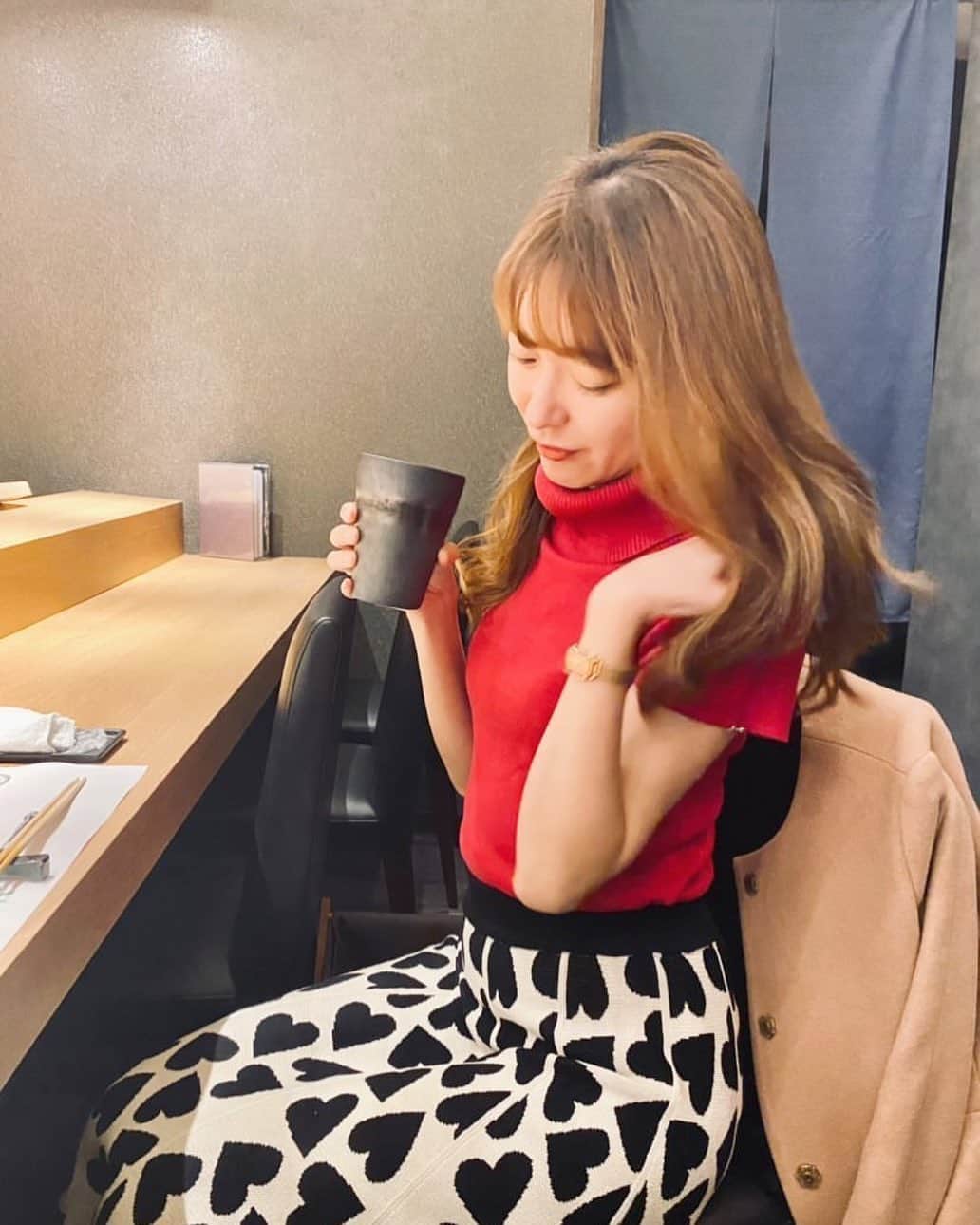 菊池かなこのインスタグラム：「. クリスマスプレゼント交換でもらった 🖤柄のスカート可愛すぎる😍 . #不思議の国のアリス みたいなコーデ🐰🃏♣️♦️ . 履くだけでご機嫌になれる殿堂入りアイテム😍」