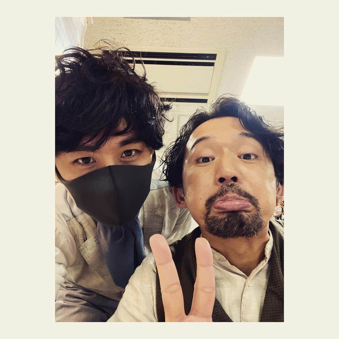 橋本淳さんのインスタグラム写真 - (橋本淳Instagram)「. シアターコクーン 「泣くロミオと怒るジュリエット」 と 再演、再再演の 「No.9 不滅の旋律」  で、毎年のように共演しています 岡田義徳 兄さん  がーしかし、 毎年、共演していますが、 いまだに台詞を交わすことがなく、、 同じシーンにほぼ立ってないという 悲しいすれ違い。。笑  僕が19歳の頃に 映画でご一緒した以来の 台詞の交わし合いは いつになるやら。 ずっとお世話になっているアニキとの "その時"を楽しみにしています。 (権力ある方、お願いします) . . . #岡田義徳 兄さん #no9 #不滅の旋律 #泣くロミオと怒るジュリエット」12月28日 18時24分 - atsushi_hashimoto_official