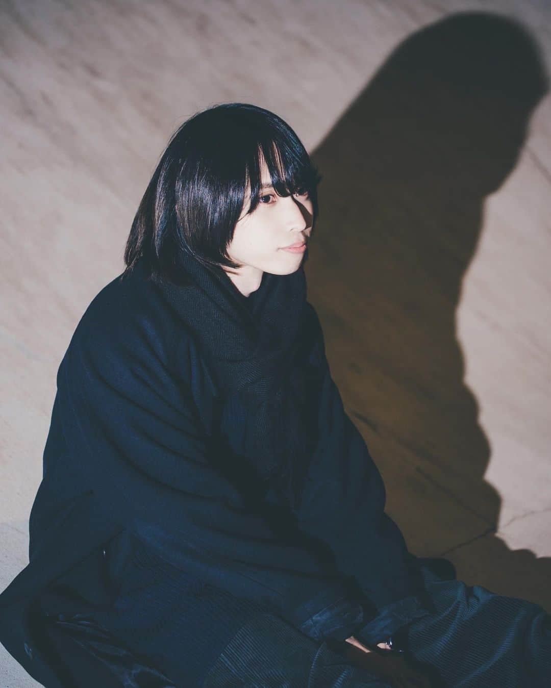 キクチユウジのインスタグラム：「photo:マスヤヒロカズ . . .  #キクチユウジ #uniqlo #uniqlou #プラスj #plusj #ポートレート #portrait #nikesacai #メンズファッション #メンズヘア #メンズカット #スニーカー #パーカーコーデ #パーカー #サロンモデル #ヘアカラートレンド #マッシュショート #マッシュウルフ #マッシュボブ #ボブ #ボブアレンジ #センターパート #アッシュカラー #透明感カラー」