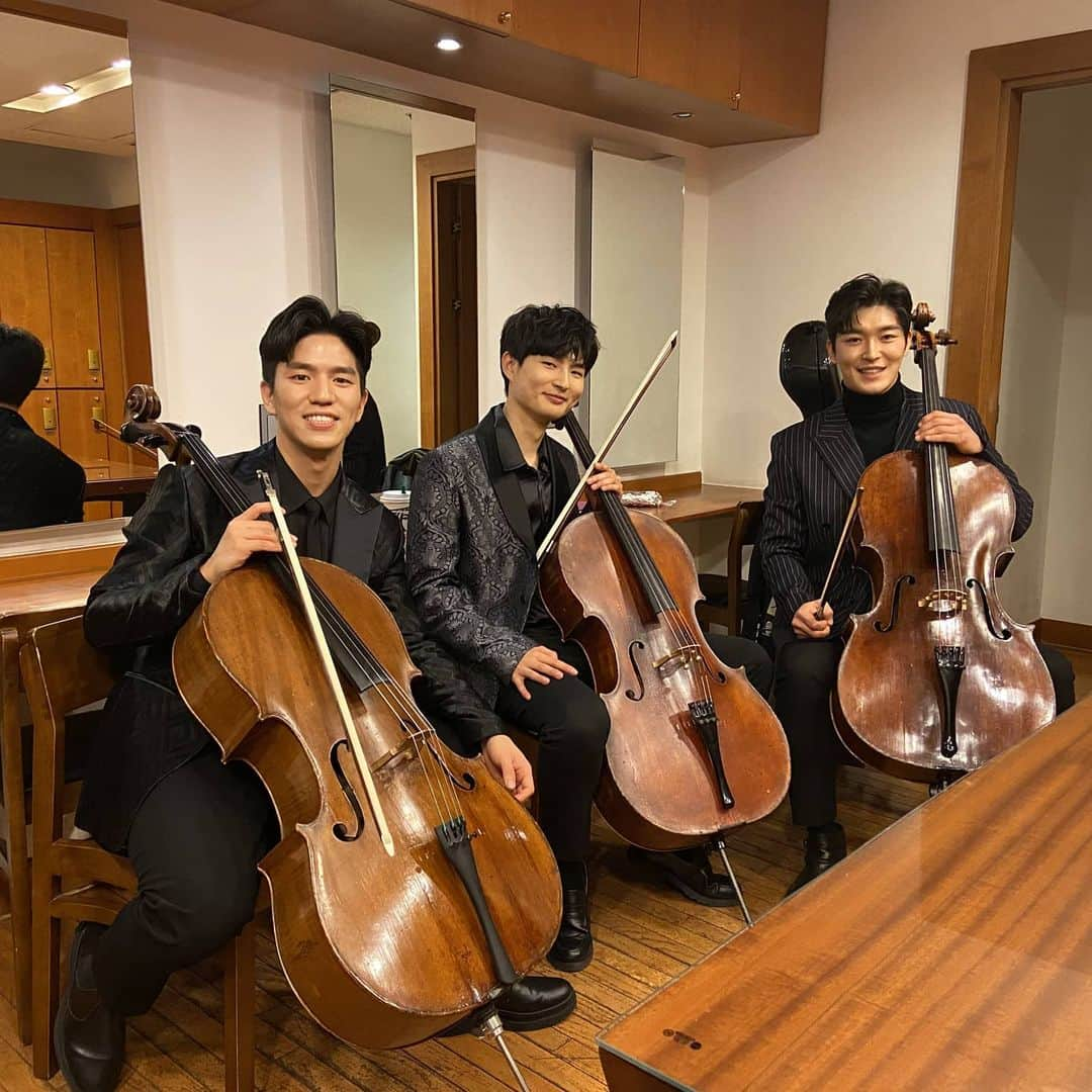 クァク・ヒソンのインスタグラム：「훈남 첼리스트님들과 함께해서 영광🙂  #cellos #월드악기」