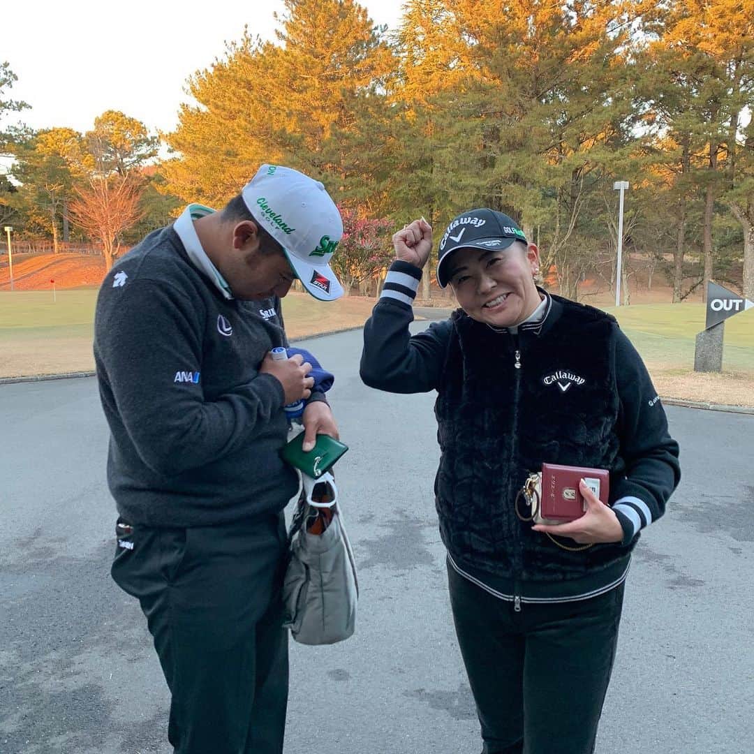 佐伯三貴のインスタグラム：「わーーい🙌  松山英樹に勝ったー😂  今年は2戦2勝😚」