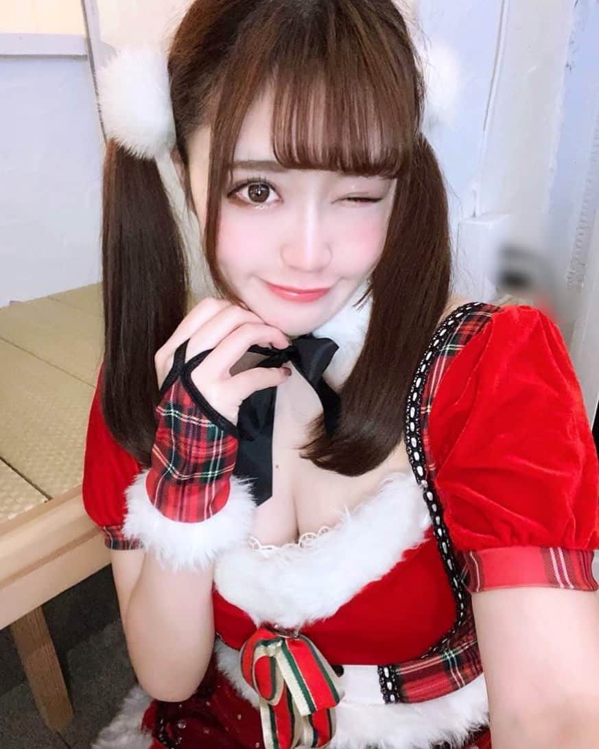木咲りんのインスタグラム：「* ⋆﻿  らすとサンタ自撮り〜！❣️ 最近あまり自撮りしなくなったからレア🥺 ⋆ ⋆﻿  * #idol#cosplay#cosplaygirl#japaneseidol#japanesegirl#asiangirls#asianbeauty#アイドル#ハニスパ #ハニースパイス#撮影会 #ロリ#サンタさん#ツインテール#コスプレイ#撮影モデル#グラビア撮影#コスプレ#コスプレイヤー#コスプレ女子#被写体モデル #秋葉原#谷間#サンタコス#粉我#偶像#コスプレ撮影#りんぐらむ#맛스타그램#인스타푸드」