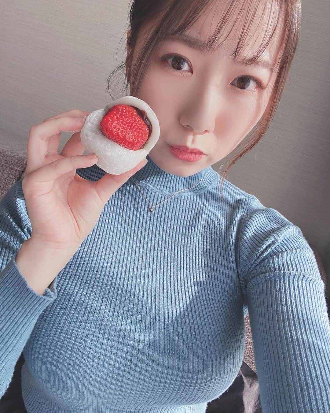 のインスタグラム：「♛﻿ ﻿ SAで買ったいちご大福が﻿ とっても美味しかったの😳❤  わくわくするからSAだいすき💫  ﻿ どっちが顔でどっちが大福なんだか 分からないね🤷‍♀️笑﻿ ﻿  ﻿」
