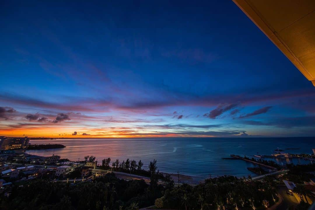 Kafuu Resortのインスタグラム：「天気の良い日、秋から冬にかけてのこの時期に見られる幻想的な夕景。 お部屋のベランダで、ただただ広い空を愛でる至福の時間。カフーリゾートの楽しみ方の一つ。  #sunsetease #sunseteasekafuu #kafuuresortfuchakucondohotel #kafuuresort #kato_pleasure_group #follow #instagood #instasunset #sunsetlovers #sunrise_sunset_photogroup #sunset #hoteldinner #dinner #resort #okinawa #カフーリゾートフチャクコンドホテル #カフーリゾート #夕陽 #夕日 #ダレカニミセタイケシキ #寛ぎ #癒し #贅沢 #沖縄時間 #リゾートホテル #沖縄ホテル #沖縄 #恩納村」