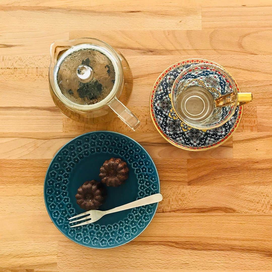 中神円さんのインスタグラム写真 - (中神円Instagram)「由布院のカヌレ専門店（@carandonel）さんのカヌレをお茶の時間にいただきました🫖 チャイや日本茶といった珍しいフレーバーのカヌレもあります。 外側のパリパリ感と内側のもっちりとしたコントラストが美味… ウーロン茶とのペアリングにしてみました◎  #carandonel#カヌレ#由布院」12月28日 18時35分 - 1yen2yen3yen