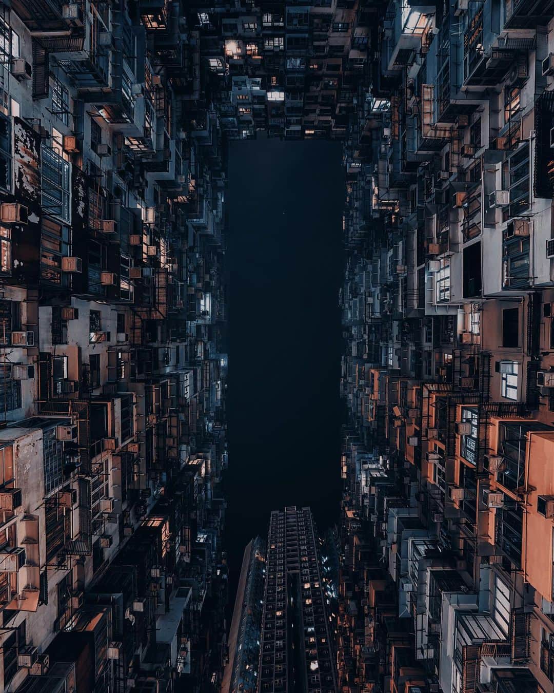 HAYAMI HANNAH ハナさん ど田舎のインスタグラム：「. All Different Colors 🌃  Which color do you like ? どの色が好きですか？  Yick cheong building 益發大厦  —————— 📸 @SonyAlpha 7RM3 📍 @Tamronjp A046 17mm 📍ISO 100📍SS 30sec 📍F9 ——————  #hayamihannah  #DiscoverHongKong  #Picsofhk #香港 #instameethk⁠ #awesomehongkong  #hongkongphotography⁠ #unlimitedhongkong  #exploringhongkong⁠ #hongkongstreets  #hongkongnight  #hongkong  #hongkonglifestyle #hongkongstreetphotography⁠ #visualhongkong  #reframinghk  #Hongkongliving #StreetMobs #moodygrams⁠  #Adorama #Way2ill #yourshotphotographer  #localiiz  #thestreetpr0ject #TimeOutHK #capitalshooters  #DarkMobs  #ZolimaHongKong  #New_UrbanStreet #写真好きな人と繋がりたい」