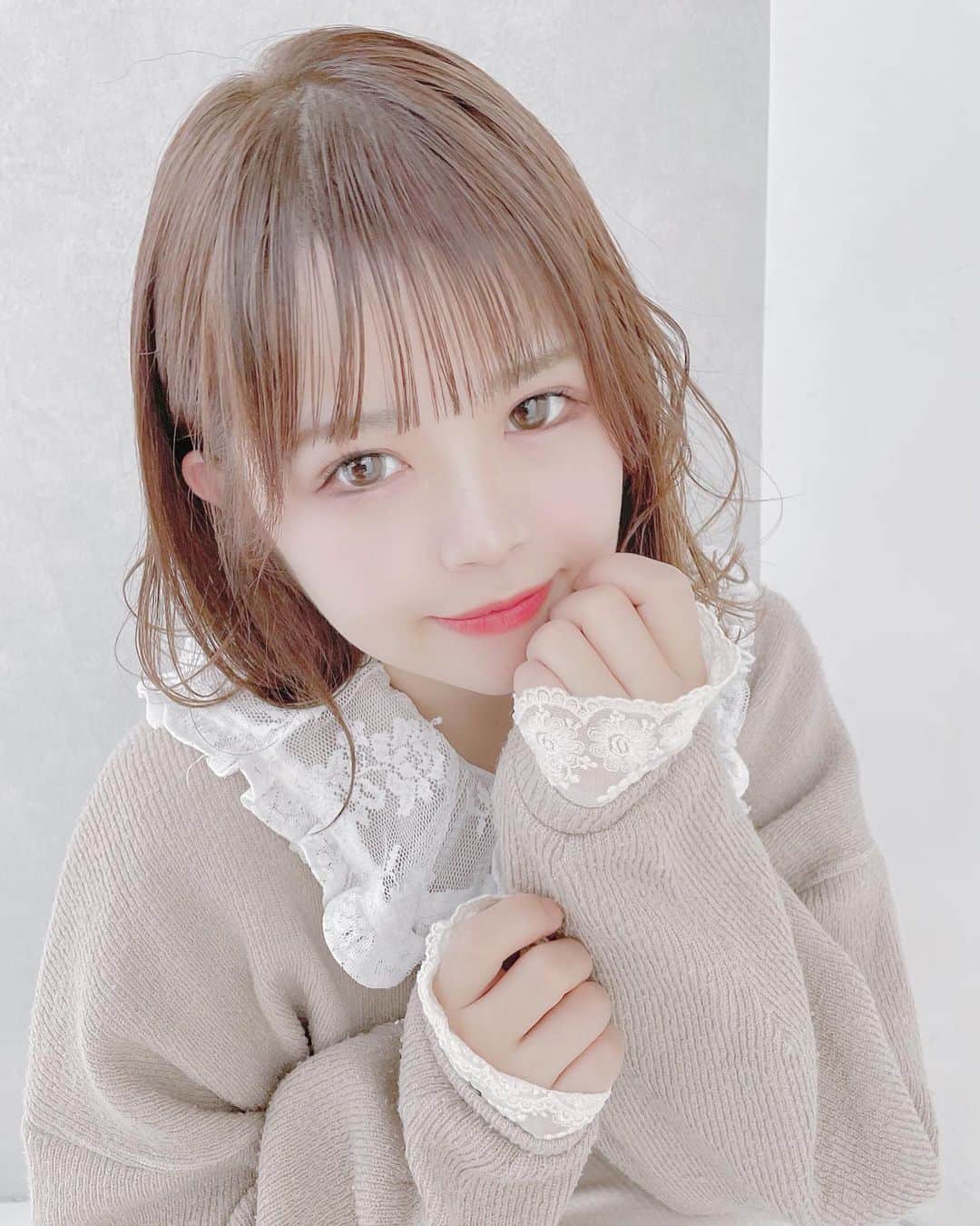 白石かえでのインスタグラム：「※1枚目だけ色味を変えています。﻿ ﻿ ﻿ カシュカシュにメンテナンスしに﻿ 行ってきました✌︎﻿ ﻿ ﻿ ☑︎カット﻿ ☑︎カラー(ミルクティーMAX)﻿ ﻿ ﻿ 色素薄い系ぽい感じにしてもらってきた💕﻿ 髪伸ばしたいけん、﻿ 毛先の傷んどるとこを綺麗にしてもらったよ！﻿ 前髪は安定のシーパツ。﻿ ﻿ ﻿ 明るい髪どうかにゃ？﻿ ﻿ ﻿ #わたるマジック﻿ #cachecache﻿ #わたマジ﻿ #表参道﻿ #表参道美容室﻿ #カシュカシュ」