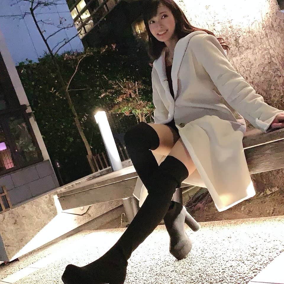 たなかさえさんのインスタグラム写真 - (たなかさえInstagram)「一目惚れしたニーハイブーツ👢💕 好きな長さに自由自在に折り曲げれるし伸縮性抜群すぎて靴下履いてるみたいな感じ( ᷇࿀ ᷆ )♡ 盛れるし暖かいし履き心地が最高だからいっぱい履く🤤💞 . ブーツ女子は好きですか💁‍♀️？ . #ブーツ#ニーハイブーツ#黒ブーツ#spiralgirl#shoes#boots#black#コート#ムートンコート#白コート#marcuryduo #markstyler #coat#mouton#white#fashion#instalike#instafashion#winter#coodinate」12月28日 18時40分 - sae.tnk