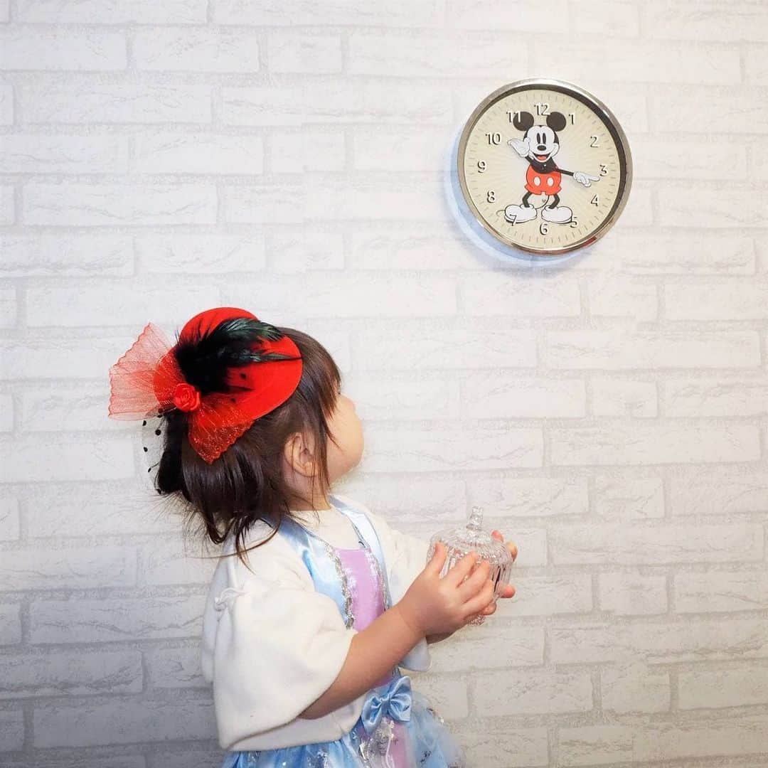 Kuboi Ayumiさんのインスタグラム写真 - (Kuboi AyumiInstagram)「我が家にかわいすぎる時計がやってきました。  壁にかかっているのは、 Echo Wall Clock - Disney ミッキーマウス エディション。  これ、ただの時計じゃありません。 対応するEchoデバイスとペアリングするだけで 正確な時間を表示して、複数のタイマーを表示できる壁掛け時計なんです。  セットアップはペアリングボタンを押して「アレクサ、エコーの時計を設定して」と話しかけるだけなので とても簡単でした。  Alexaに勉強タイマーをセットしてもらって、長女とお勉強をしたり クッキータイマーをセットして、娘たちとお料理をしたりしています。  今まで音楽をかけながらだと、Alexaのタイマーが見えなかったのですが ミッキーの時計でそれが可視化してくれるのは便利！  娘たちもディズニー好きなので、よく時計を見るようになり 自分自身で「〇時だから～しなくちゃ！」と動いてくれるようになったのも ママとしてはうれしいポイントです。  #おうち時間 #おうちじかん #おうち時間を楽しむ #Amazonデバイスサポーター #Amazon #EchoWallClock」12月28日 18時40分 - himekagami