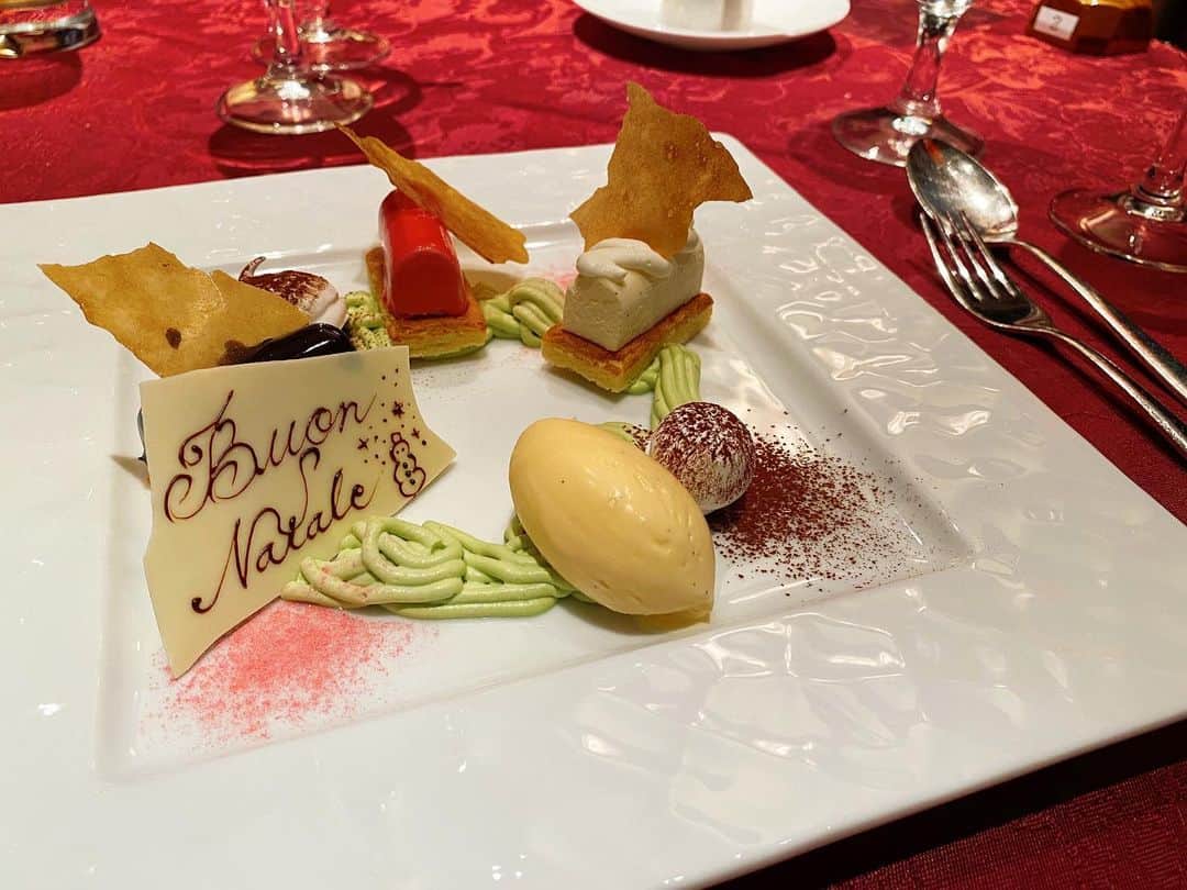 のインスタグラム：「☆ 📍 ᴱᴸʸˢᴵᴼᴺ ᴴᴼᵁˢᴱ  美女と野獣のような空間で 可愛いかった🥂✴︎」
