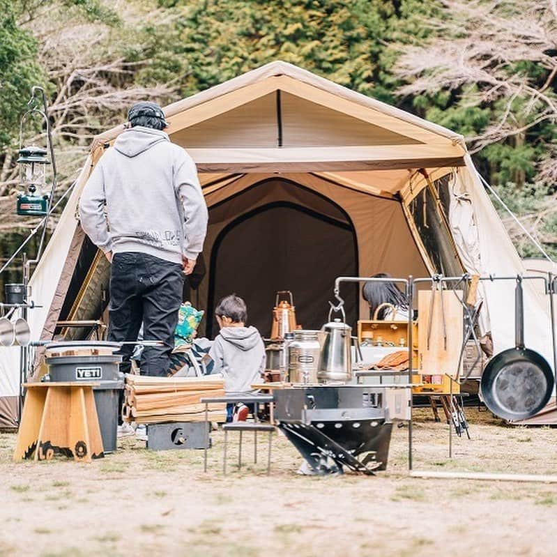 キャンプ情報サイト［ランタン］さんのインスタグラム写真 - (キャンプ情報サイト［ランタン］Instagram)「CAMP SMILE STYLE ／ ogawaのロッジシェルターT/Cの前に 並んだギアが個性的でかっこいい ＼ いろんなキャンパーのキャンプスタイルを現地取材と一般キャンパーからの投稿で数多く掲載してます。 . . 詳しくは @lantern.camp webサイトをご覧ください . . #camp #camping #outdoor #travel #trip #lantern_smile #nature #キャンプ #キャンプ用品 #アウトドア #テント #自然 #旅行 #キャンプ初心者 #キャンプ好きな人と繋がりたい #キャンプスタイル #LANTERN #キャンプギア #the_arth #ざぁーす #grind_lodge #山賊マウンテン #sanzoku_mountain #ogawa #stanley #冬キャンプ #キャンプ #かぶとの森テラス」12月28日 18時41分 - lantern.camp