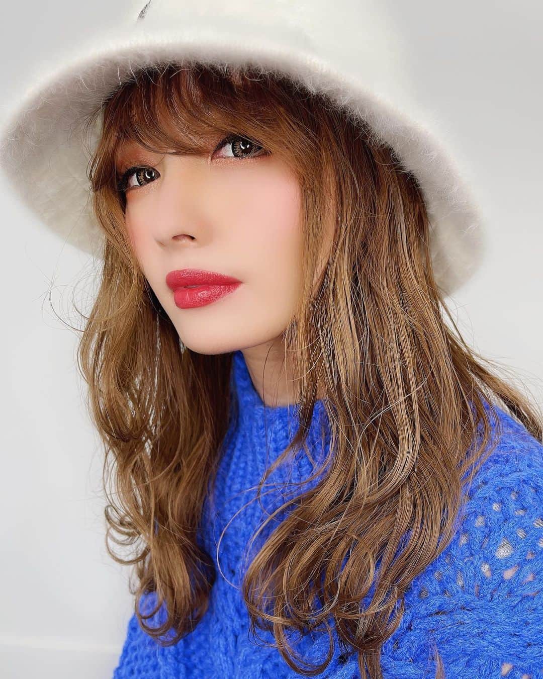 CHINATSUさんのインスタグラム写真 - (CHINATSUInstagram)「I love hats. Blue knit and white hats.Happy mood with cute coordination  ネイル折れてるのすいません。笑笑  #冬コーデ #冬服コーデ  #カンゴールハット  #もけもけニット  #もけっこう好き  #撮影モデル  #hairmodel  #大阪」12月28日 18時54分 - chinatsu.k621
