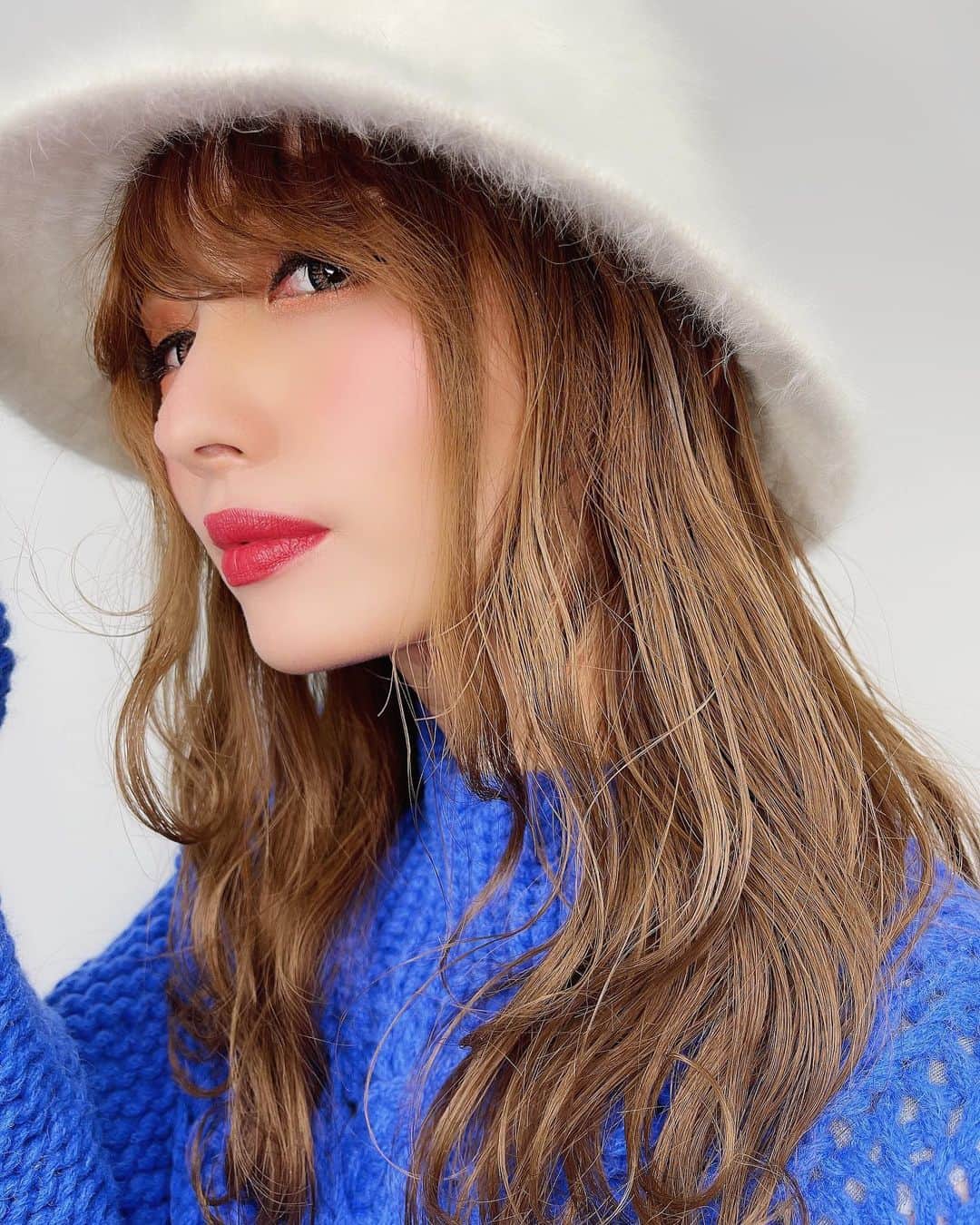 CHINATSUさんのインスタグラム写真 - (CHINATSUInstagram)「I love hats. Blue knit and white hats.Happy mood with cute coordination  ネイル折れてるのすいません。笑笑  #冬コーデ #冬服コーデ  #カンゴールハット  #もけもけニット  #もけっこう好き  #撮影モデル  #hairmodel  #大阪」12月28日 18時54分 - chinatsu.k621