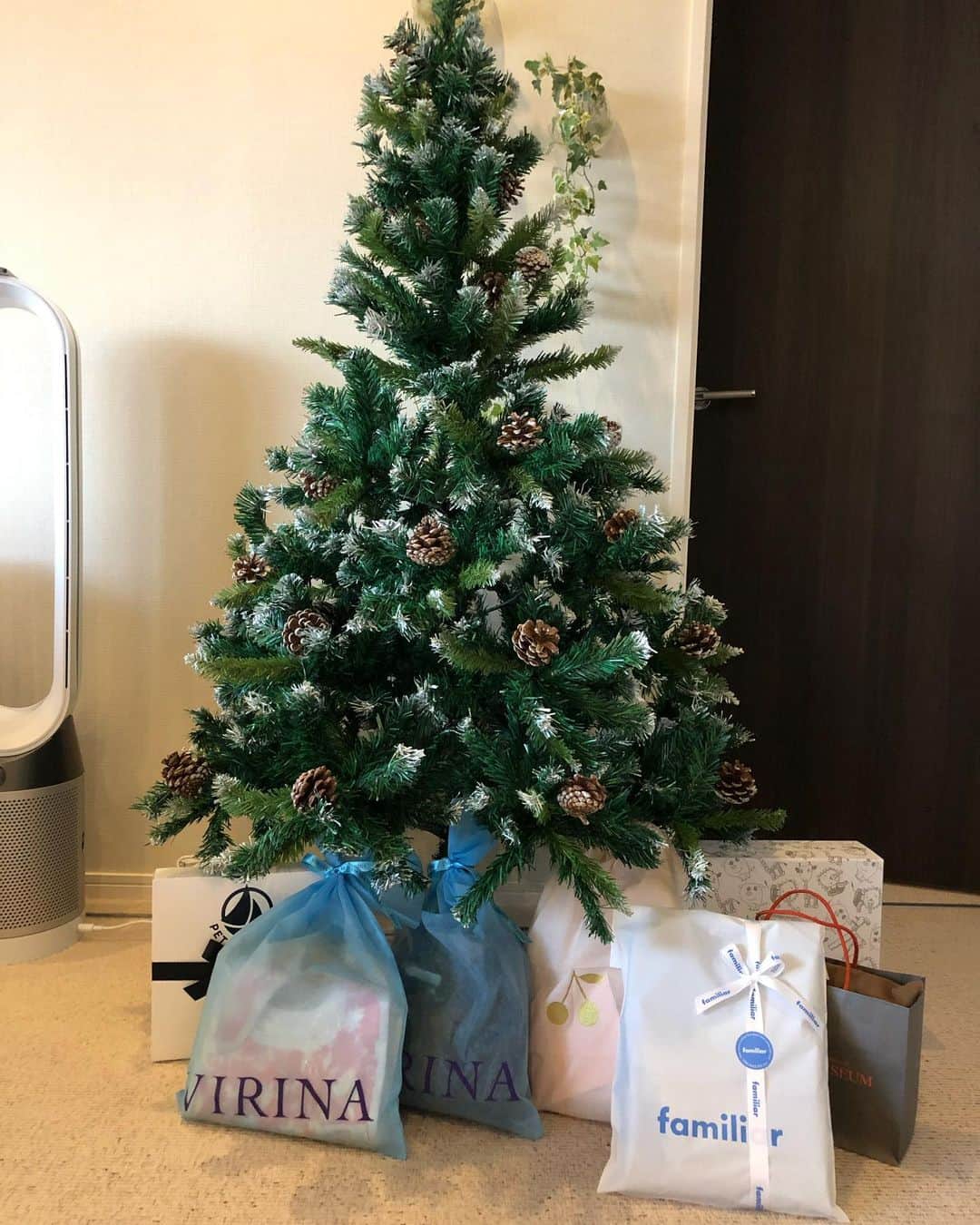 英玲奈のインスタグラム：「皆様、良いクリスマスを過ごされましたか？ 私は、年末で夫も仕事が忙しそうだし、 私も疲れが溜まってきていたので、 少し姉の家にお世話になっていました。 母も来てくれて、食事の用意をしてくれたり色々サポートしてもらって助かったー！！ クリスマスに自宅に戻ると、 夫が忙しい合間をぬってツリーを出してくれていました。 私と娘にプレゼントも！ 私も妊娠中から夫のプレゼントは用意していたから良かったw 色んな方から娘にお祝いも届いて、 ツリーの下は賑やかでした！  ディナーは、 娘をずっと抱っこしていて手が空かなかった私にかわって、 夫が作ってくれました！ ドリンクは、 　@bio_c_bon_japon  で購入した、 #ノンアルコールシャルドネ お花まで買ってきてくれました！ サンタさんありがとう！  #クリスマス #クリスマスディナー #夫からのプレゼント #初めてのクリスマス #娘 #初めてのサンタクロース #女の子ママ #1ヶ月」