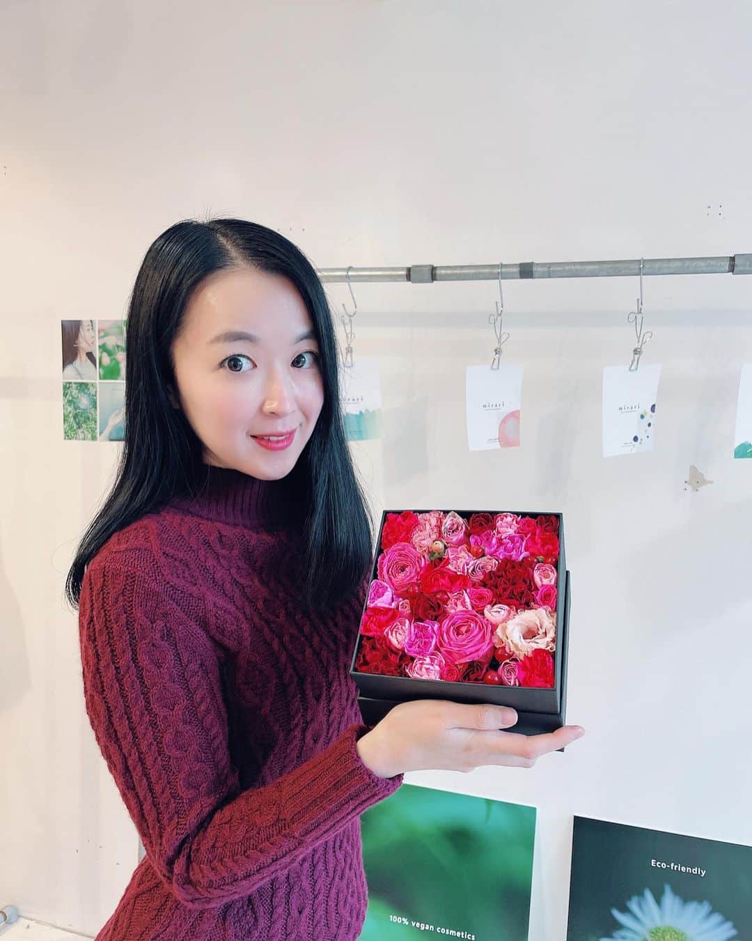 カン・ハンナのインスタグラム：「・﻿ ﻿ ﻿ 12月26日、2回目の単独POPUP「mirari day」に大好きな方々も来てくださり、「現代短歌新人賞の受賞、おめでとうございます」とお祝いしてもらいました。とても感動🧡﻿ ﻿ ﻿ 韓国へ帰れないため、家族が恋しくなりますが、それでも幸せな年末です☺️ ﻿ ﻿ ﻿ 頑張りたいこと、頑張らなければいけないことがたくさんあり、全力で走る2021年になりそうですが、来年はどんな一年になるんだろうと今から楽しみです。﻿ ﻿ ﻿ 皆さん、今年の残りもあと少ないですが、良い年末をお過ごし下さいね❣️﻿ ﻿ ﻿ ﻿ ﻿ ﻿ ﻿ #mirari  #ミラリ﻿ #mirariday  #ミラリデー　﻿ #花束はいつも嬉しいです﻿ #お祝いありがとうございます　 ﻿ #내사람들덕분에행복한연말 ﻿ ﻿ ﻿ ﻿」