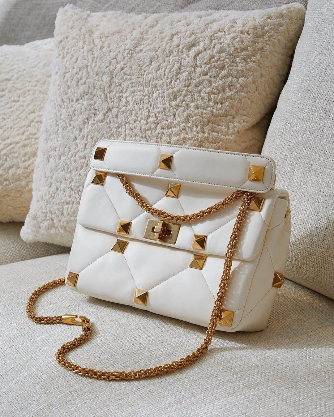 Harrodsのインスタグラム：「Less is more for #ValentinoResort21. Designed with purposefully clean lines, striking accessories showcase the excellence of materials and allow craftsmanship to take centre stage. Supple leather elegantly juxtaposes with angular studs – a hallmark of @MaisonValentino – in the Valentino Garavani #RomanStud Bag, in a manner that’s contemporary and enduring all at once.  Find #Valentino in Superbrands on the First Floor and in Luxury Accessories on the Ground Floor.  Our stores are closed – but you can still shop remotely through our Personal Shopping service, and online at harrods.com.  #Harrods #HarrodsFashion #HarrodsAccessories #ValentinoGaravani」