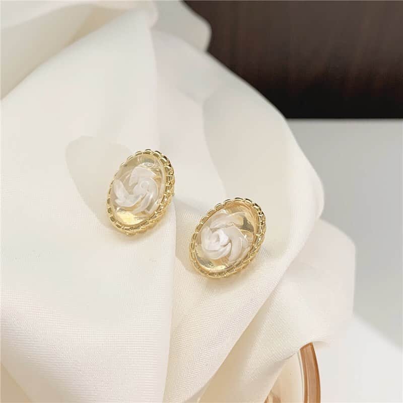のインスタグラム：「. New item ●アンティークローズピアス ￥ 1,429 No:55424467 .  アンティーク調の華やかなゴールドのふちと ホワイトローズが上品さを引き立てるデザイン ．  縦長のラウンド型ピアスは 耳元をやさしく飾ってくれます ．   洗練されたデザインで美しく、 身に着けると気分を上げてくれるアイテムです ❥  ． ．  #shopnikoniko  #ショップにこにこ」