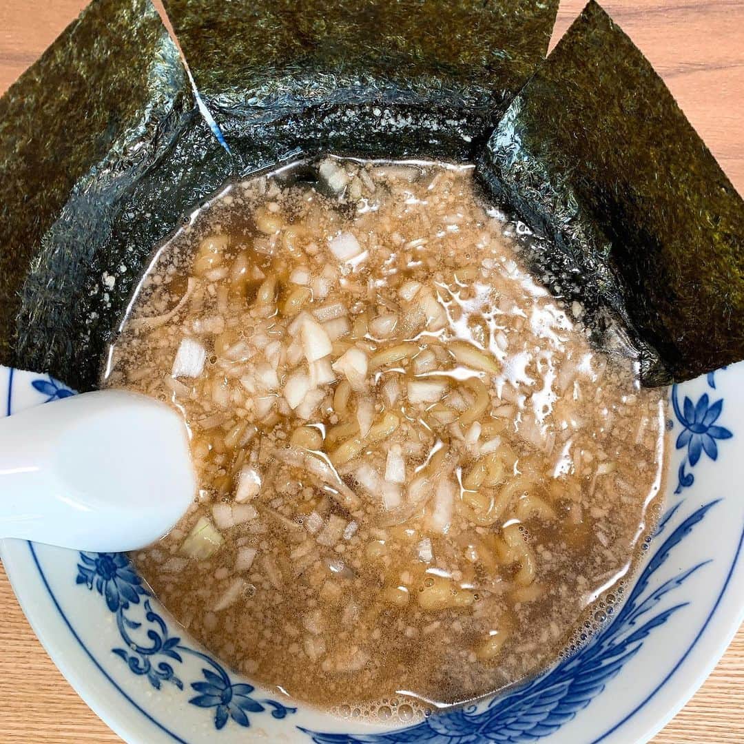 華月咲（さーちゃん）のインスタグラム：「🍜 #麺道楽　なま中華めん 背油入りストレートスープ付 ＊ #さちゃ宅麺　第３弾٩( ᐛ )( ᐖ )۶ 製麺所だから麺を味わいたかったのと 何よりこの背脂がめちゃくちゃ美味そうで あえて肉はいれずにシンプルオブザベスト🤟 その代わりタマネギたーっぷりにして #八王子ラーメン 風にした🤤うみゃい🤤💓 燕三条。落ち着いたら食べにいきた〜い！ ＊ さて、2020年もお世話になりました。 ラーメンwalkerさんで取材＆記事を書いたり 週間SPA、Yahooニュースで記事になったり テレ朝さんでテレビ出演させてもらったり 色々な形でラーメンの魅力を発信できて コロナ禍の中では充実した１年だったなと 思います🦠こうやって宅麺も始めたし！！ 変わる事で気付ける世界も色々あったなぁ。 ＊ 2021年もお腹の空くアカウントとして よろしくお願いします(　´･‿･｀)🍜💓笑 ・ ・ #japan #niigata #ramen  #新潟 #燕三条 #燕三条グルメ #新潟ラーメン #燕三条ラーメン #背脂ラーメン #宅麺 #お土産ラーメン #ラーメン #ラーメン女子 #ラーメン部関東 #ラーメン倶楽部 #ラーメン部 #麺スタグラマー #麺スタグラム #ラーメン好きと繋がりたい #ラーメンパトロール」