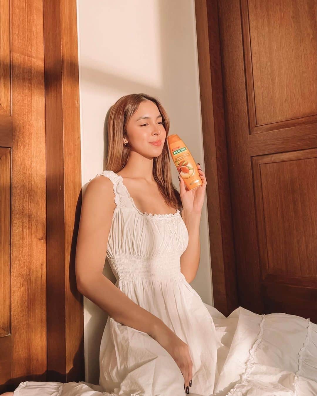 ジュリア バレットのインスタグラム：「So happy I discovered @palmoliveph Damage Repair 10 shampoo and conditioner! It has Argan Oil extract that deeply nourishes and help #ReviveBugbogHairNaturally 🤎 Try it out for yourself too!」
