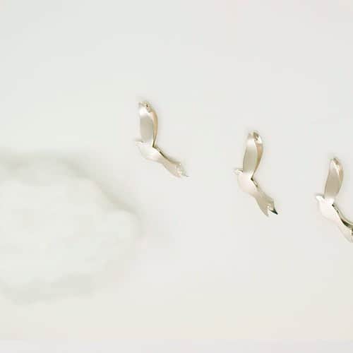 BASE（ベイス）さんのインスタグラム写真 - (BASE（ベイス）Instagram)「Capture -Small Bird earring-  MEGUMI TOYOKAWA（@megumi.toyokawa）  🕊 💍 🕊 💍 🕊 「動きを装う」ことを たのしめるジュエリー 🕊 💍 🕊 💍 🕊  職人さんによって、ひとつずつ製作するからこそ完成する 繊細なフォルムが特徴のブランド＜MEGUMI TOYOKAWA＞。  鳥が羽ばたいているように見える耳飾り。 つけると前後に揺れる姿が、凛とした印象。  シンプルなお洋服が好きな方にこそおすすめしたい アクセントに加えたいイヤリングです！  #baseec #baseecで販売中﻿ #ハンドメイドイヤリング #イヤリング #シンプルコーデ #手作り #ハンドメイド作品 #シンプルアクセ #大人コーデ #handmadeaccessory #鳥モチーフ #暮らしの記録」12月28日 18時58分 - baseec