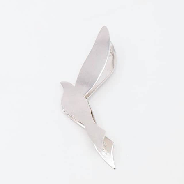 BASE（ベイス）のインスタグラム：「Capture -Small Bird earring-  MEGUMI TOYOKAWA（@megumi.toyokawa）  🕊 💍 🕊 💍 🕊 「動きを装う」ことを たのしめるジュエリー 🕊 💍 🕊 💍 🕊  職人さんによって、ひとつずつ製作するからこそ完成する 繊細なフォルムが特徴のブランド＜MEGUMI TOYOKAWA＞。  鳥が羽ばたいているように見える耳飾り。 つけると前後に揺れる姿が、凛とした印象。  シンプルなお洋服が好きな方にこそおすすめしたい アクセントに加えたいイヤリングです！  #baseec #baseecで販売中﻿ #ハンドメイドイヤリング #イヤリング #シンプルコーデ #手作り #ハンドメイド作品 #シンプルアクセ #大人コーデ #handmadeaccessory #鳥モチーフ #暮らしの記録」