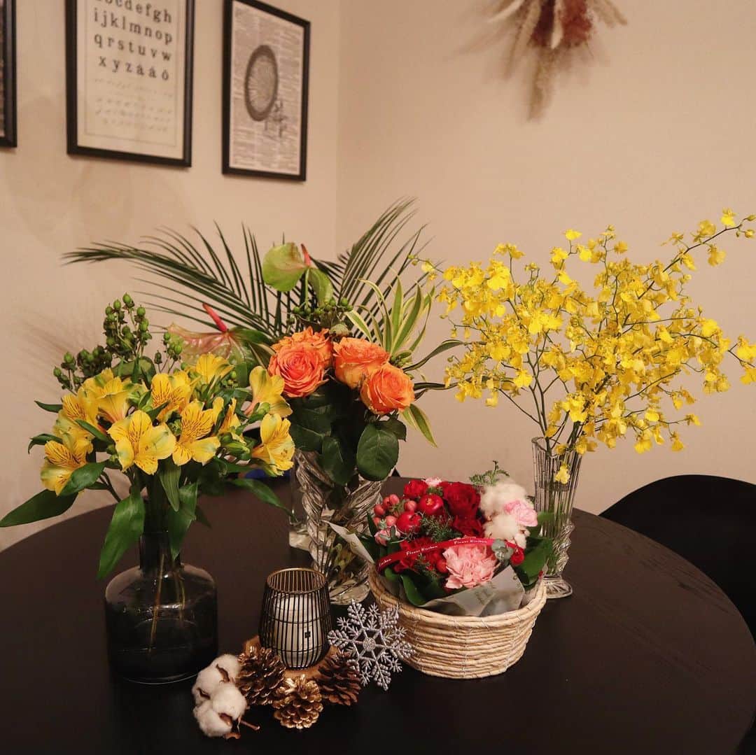 DJ YURiAのインスタグラム：「💐💐💐  お花いーっぱい☺️ 家の中に散りばめました🙆🏻‍♀️  オンシジューム大好き🌼🌼  #flowers #インテリア #オンシジューム  #お花のある暮らし  #大掃除」