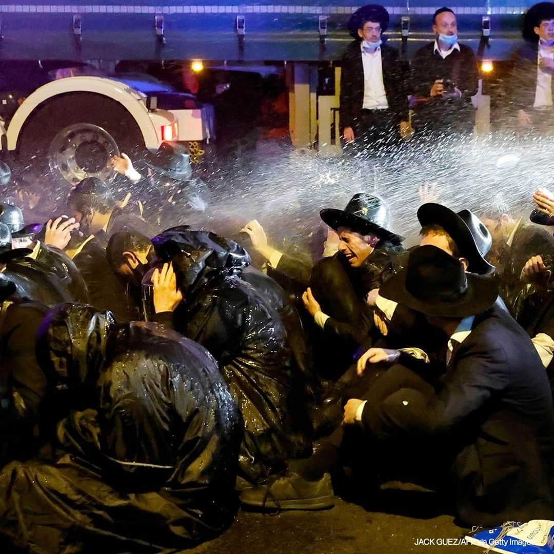 ABC Newsさんのインスタグラム写真 - (ABC NewsInstagram)「Israeli police use a water cannon to disperse ultra-Orthodox Jews blocking a highway in the central Israeli city of Bnei Brak, during a demonstration against the detention of a member of their community who refused to perform the military service, on December 27, 2020. #israel #protest #military #ultraorthodox」12月28日 19時00分 - abcnews