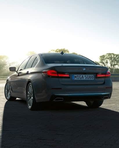 BMWさんのインスタグラム写真 - (BMWInstagram)「The sporty, the stylish, and the green. The BMW 5 Series Touring and Sedan. #THE5 #BMW #5Series __ BMW 530e Sedan: Energy consumption in kWh/100 km (combined): 14.9–13.8. Fuel consumption in l/100 km (combined): 1.9–1.7. CO2 emissions in g/km (combined): 43–39. Further information: www.bmw.com/disclaime」12月28日 19時00分 - bmw