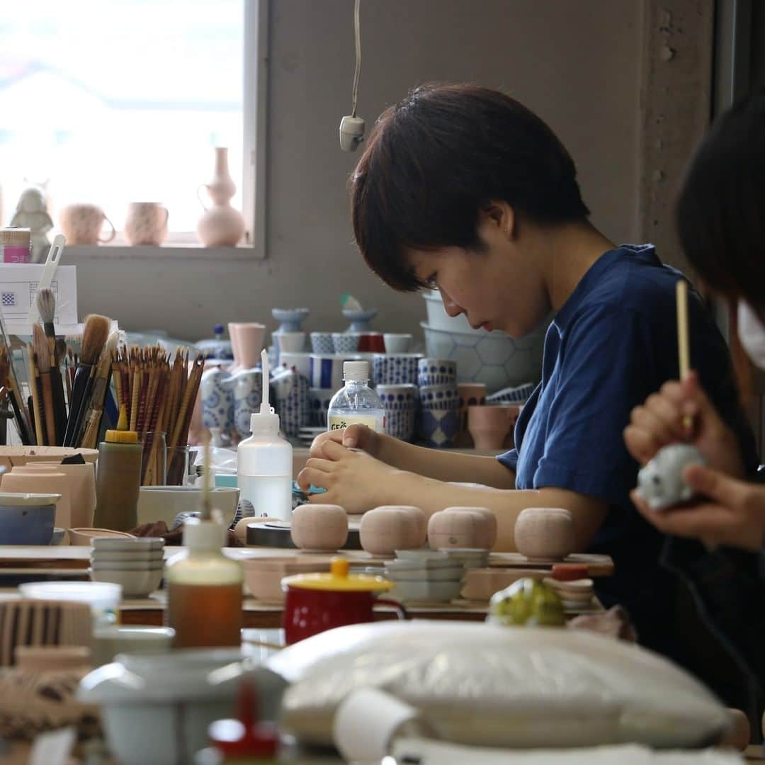 中川政七商店さんのインスタグラム写真 - (中川政七商店Instagram)「「郷土玩具が、教えてくれる。」  鉛筆で描く独特の“手仕事” が魅力のフランス人アーティスト、フィリップ・ワイズベッカーとともに、日本各地の郷土玩具の工房を訪ねました。 そうして生まれたのが、十二支のオリジナルデッサンと、その画をモチーフにした暮らしの道具です。  独特のパース、線の表情、直線的なのに不思議なあたたかみがある絵が、日々の暮らしを豊かにしてくれそうです。  蕎麦猪口は、伊万里焼で。 白地に青い線が映える、すっきりとしたデザインが魅力です。  越前漆器の酒器は、全部で四色。 四神の色に十二支を重ね合わせた配色を、福井県鯖江市で一つひとつ丁寧に塗り上げています。  直径27㎝の大皿は、九谷焼の窯元・上出長右衛門窯。 ダイナミックな絵柄と繊細な線のタッチを、一枚一枚手描きで仕上げています。 干支飾りとして部屋にしつらえたり、絵画のように飾ってみても。  ▶ワイズベッカー越前漆器 酒器／￥4,400 ▶ワイズベッカー越前漆器 酒器／￥4,400 ▶ワイズベッカー九谷焼 大皿／￥55,000  （渋谷店、GINZA SIX店で現物をご覧いただけます）  🦌お買い物はプロフィールリンクまたは画像をタップ。@nakagawamasa7 ﻿ ﻿ 🦌オンラインショップは1/5以降の順次発送となります。年末年始のお買い物はお近くの直営店へお問合せください。﻿ ﻿  Fork toys teach us. Together with Philippe Weisbecker, a French artist whose unique "handiwork" with pencil is very appealing, we visited local toy workshops in various parts of Japan. The result is an original sketch of the twelve signs of the Chinese zodiac and daily life tools based on the sketch.  The unique perspective, the expression of the lines, the straight lines, and the mysterious warmth of the drawings are sure to enrich your daily life.  #中川政七商店 #暮らしの道具 #japaneseculture #nakagawamasashichi #日本の風習 #インテリア #しつらい #季節の行事 #季節の設え #日本の風物詩 #オーナメント #季節のしつらえ #季節を楽しむ #季節を感じる #歳時記 #正月飾り #正月 #お正月 #お正月飾り  #丑年 #丑 #干支 #干支飾り #干支の置物 #九谷焼 #越前漆器 #ワイズベッカー   #フィリップワイズベッカー #philippeweisbecker #weisbecker」12月28日 19時00分 - nakagawamasa7