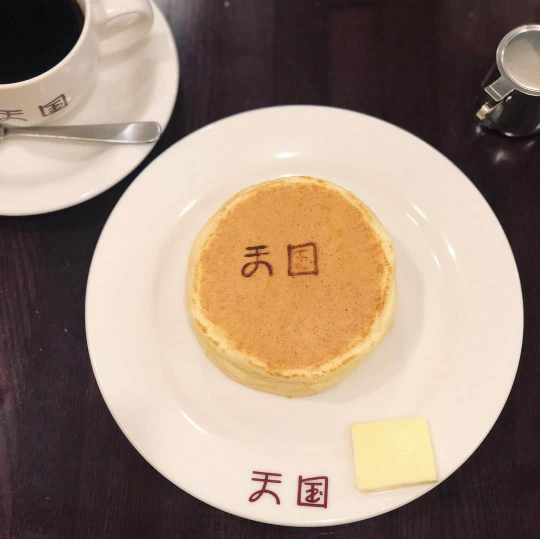 岡田育のインスタグラム：「. 🎶Heaven👼🥞👼☕️👼I’m in Heaven🎶 . 天 = sky, celestial 国 = land, nation ↓ 天国 = Heaven, blessed land . Tengoku, the coffee shop named Heaven, Asakusa Tokyo. . はぁ〜、天国天国。 #珈琲天国 #浅草天国 #喫茶天国 #tengoku #tengokucafe #coffeetengoku #asakusatokyo #🥞 #☕️」