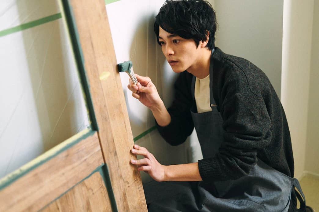 Ryosuke Miyake 三宅亮輔さんのインスタグラム写真 - (Ryosuke Miyake 三宅亮輔Instagram)「Panasonicの塗れる室内ドア 「CRAFT LABEL」のペイントをしました！  選んだのはローリエというグリーン系のカラー！ お部屋のアクセントにもなるし、観葉植物とも合うし、金魚とも合いそう🐡🐡🐡  下の方塗るの大変やったけど、たのしかったで！  #ドアはファッション #CRAFTLABEL #クラフトレーベル #pr」12月28日 19時05分 - ryosukemiyake_