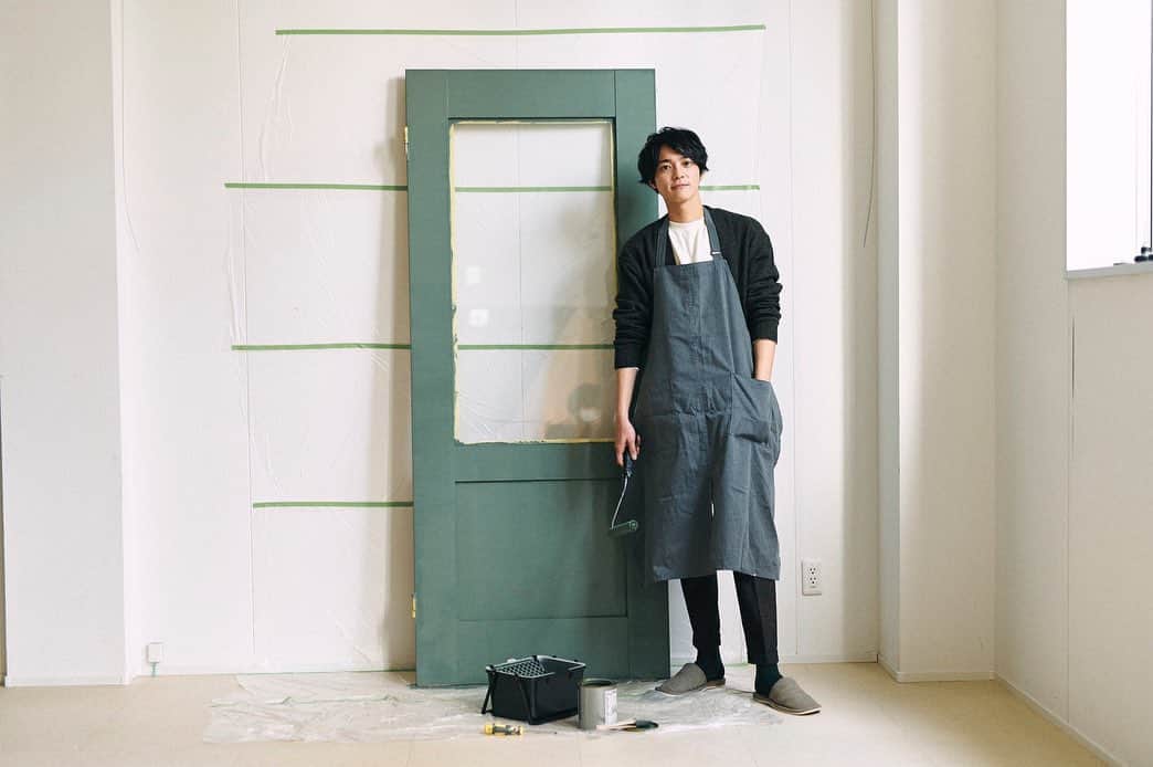 Ryosuke Miyake 三宅亮輔さんのインスタグラム写真 - (Ryosuke Miyake 三宅亮輔Instagram)「Panasonicの塗れる室内ドア 「CRAFT LABEL」のペイントをしました！  選んだのはローリエというグリーン系のカラー！ お部屋のアクセントにもなるし、観葉植物とも合うし、金魚とも合いそう🐡🐡🐡  下の方塗るの大変やったけど、たのしかったで！  #ドアはファッション #CRAFTLABEL #クラフトレーベル #pr」12月28日 19時05分 - ryosukemiyake_
