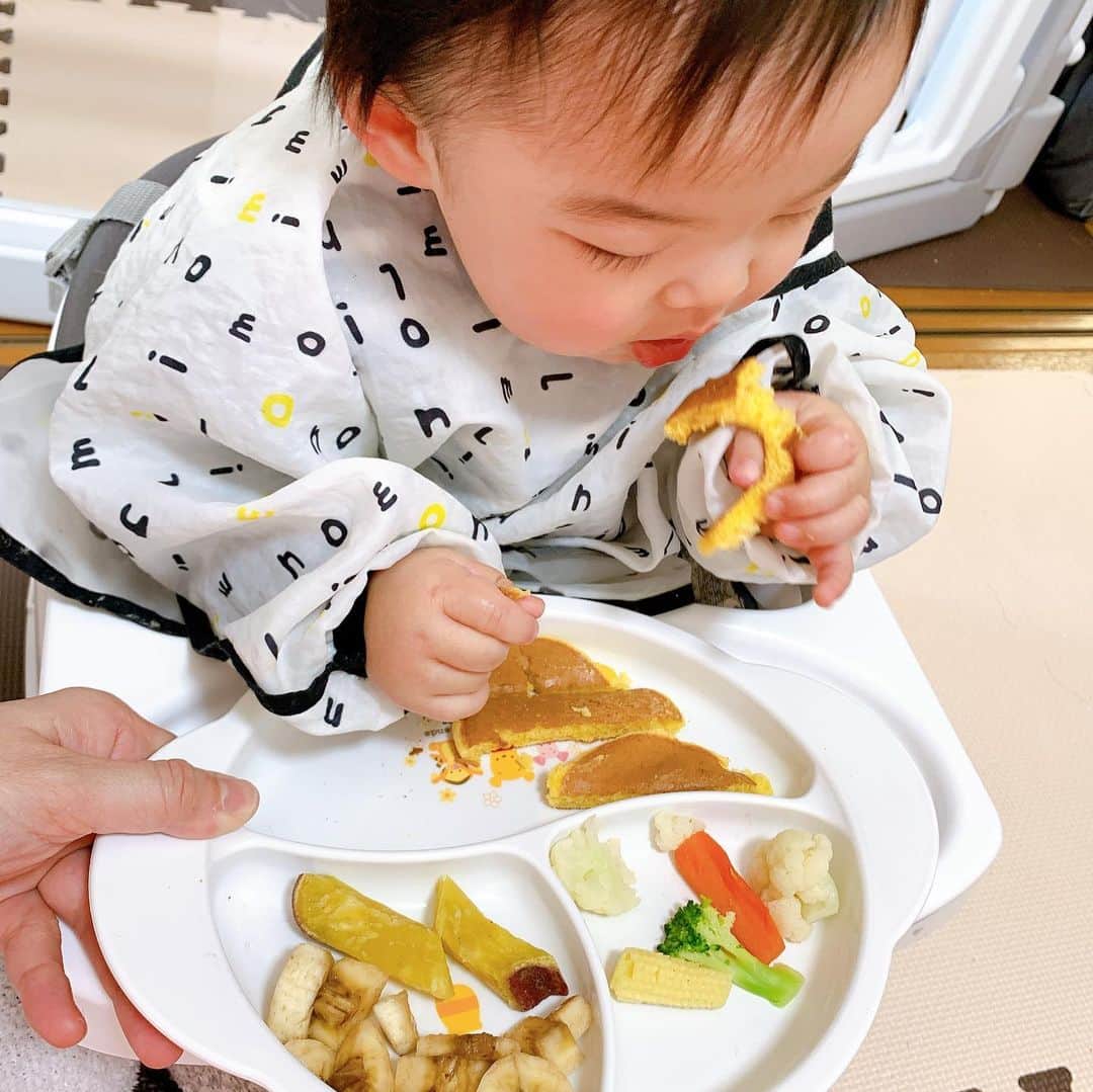 桜 稲垣早希のインスタグラム：「手づかみ食べ、めちゃくちゃ時間かかるけどこれくらい掴んで食べてくれるようになりました🥲毎回散らかりますが新しい食材を掴んで食べてくれた時の喜びったら😂ストローもちびちび飲みですがマスターしてくれました #生後10ヶ月男の子 # 私VS飛んでくるブロッコリー」