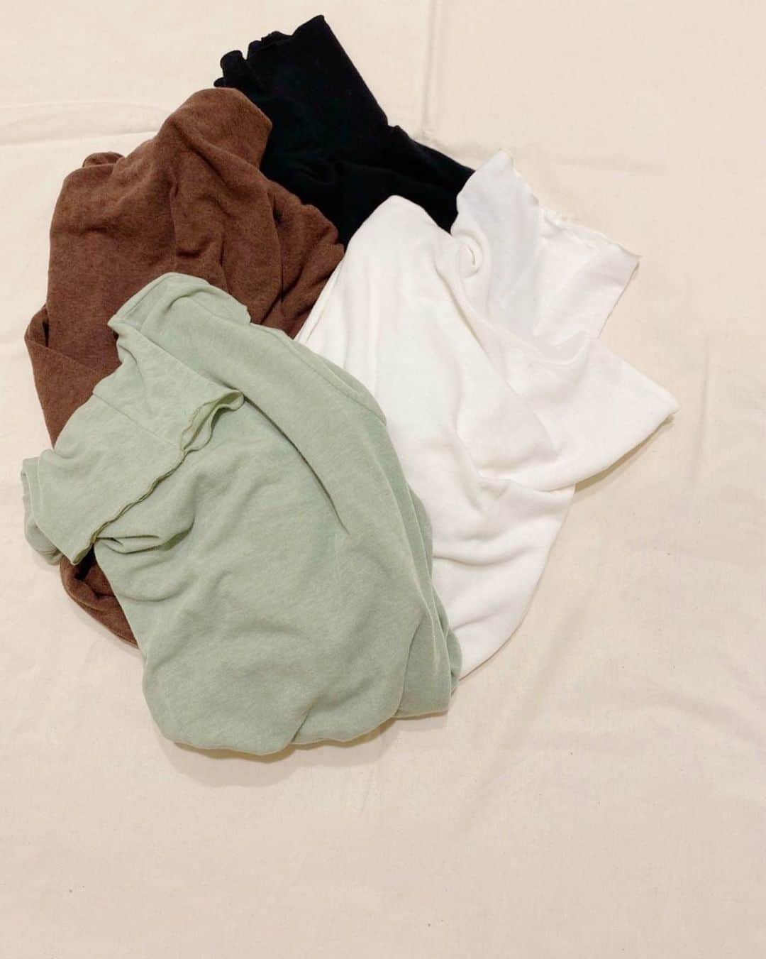 SHENERYさんのインスタグラム写真 - (SHENERYInstagram)「ㅤㅤㅤㅤㅤㅤㅤㅤㅤㅤㅤㅤㅤ ニットやシャツ、ブラウスなどのインナーに重ねて、 スタイリングの幅を広げてくれるアイテムです。  伸縮性があり、滑らかな着心地も◎ 寒くなるこれからの時期もレイヤード術でスタイリング奥行きを！  ・ウール混タートルネックプルオーバー color:mint/offwhite/black/brown price:¥6,000+tax  #SHENERY_official#シーナリー #knit #2020AW#SHENERY2020AW」12月28日 19時20分 - shenery_official