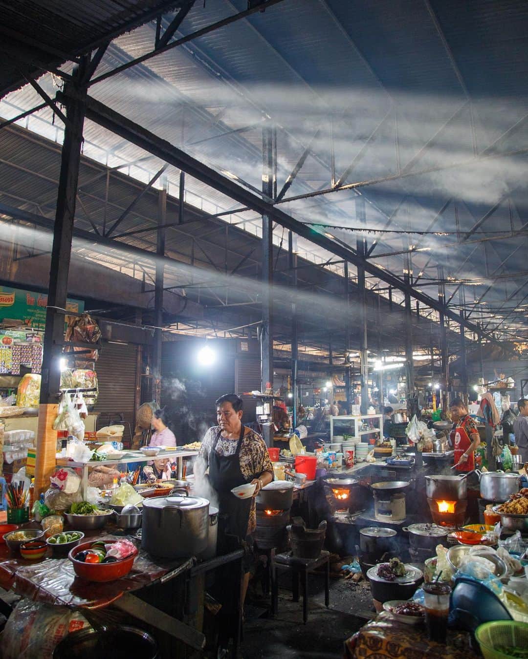 Shunsuke Miyatakeのインスタグラム：「A kitchen with a ray of lights, Phsar Derm Kor, Phnom Penh, Cambodia」