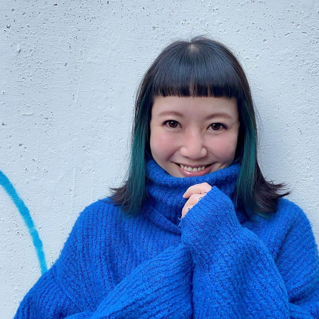 小鳥遊しほさんのインスタグラム写真 - (小鳥遊しほInstagram)「インナーを青にしたんだ！よ！！今年最後に初めての青！！！いぇーい！💙  2020年もありがとうブロックさん！！  サロン： @bloc_japon  担当： @moeko_oguma   #haircolor #blocjapon #おんまゆ」12月28日 19時17分 - shihotakanashi