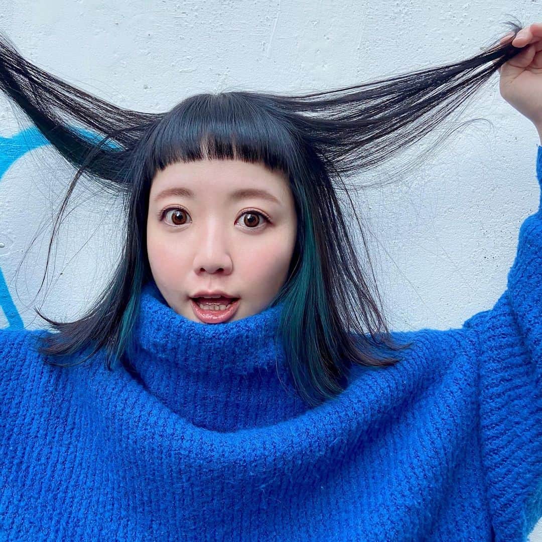 小鳥遊しほさんのインスタグラム写真 - (小鳥遊しほInstagram)「インナーを青にしたんだ！よ！！今年最後に初めての青！！！いぇーい！💙  2020年もありがとうブロックさん！！  サロン： @bloc_japon  担当： @moeko_oguma   #haircolor #blocjapon #おんまゆ」12月28日 19時17分 - shihotakanashi