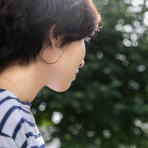 Yukarisuminoさんのインスタグラム写真 - (YukarisuminoInstagram)「レスブリス史上最強の抜け感ピアス、シンプルゴールドフープピアス（LL／14金GF)が本日再入荷しております。たくさんのお客様から再入荷リクエストを頂いておりました。リクエストありがとうございます。  つけた瞬間に出るこなれ感はこのシンプルなフープピアスがどんなデザインのピアスよりすごいんです。 肩の力が抜けた大人の余裕あるこなれ感。そして、シンプルなコーデや無造作ヘアにも合うような抜け感。つけるだけで、大人のシンプルコーデを格上げしてくれるシンプルゴールドフープピアスの1番大きなサイズLLサイズです。  フープピアスなのにとにかく軽いのと、しっかりゴールドでチープさがないんです。それは金メッキではなく本物の14金を厚くコーティングしているゴールドフィルドならではの輝きです。そしてフープの中は空洞になっているので軽いのです。つけ心地と本物感を兼ね備えています。  大きいサイズだから邪魔になるのでは。。は、心配ご無用です。 本当に軽いです。 たまにはこんな少し大振りなフープピアスもつけて、イメージチェンジもいいかもですよ♡  存在感のある大きさだからこそ、小顔効果も期待したいなって。 ざっくりニットや、ニットワンピ、カジュアルにパーカーなどコーデは無限大ですよね。足元はスニーカーやカジュアルなブーツなどと合わせても素敵かも♡ もちろんヒール合わせでジャケットを着てもスマートですね。  #アラフォーファッション #ママファッション #ママ #コーディネート #アラフォーコーディネート #アラフォーママコーデ #locari #jマダムのおしゃれ #小学生ママ　#幼稚園ママ  #きれいめカジュアル　#レスブリス商品紹介 #レスブリス #アクセサリー #ママアクセサリー #ママジュエリー #シンプルコーデ #きれいめコーデ #ママリ#フープピアス #フープピアス大好き #フープピアスこなれ感 #フープピアスコーデ #フープピアスゴールド」12月28日 19時17分 - yukarisumino