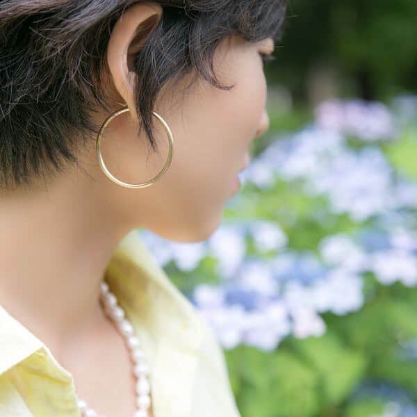 Yukarisuminoさんのインスタグラム写真 - (YukarisuminoInstagram)「レスブリス史上最強の抜け感ピアス、シンプルゴールドフープピアス（LL／14金GF)が本日再入荷しております。たくさんのお客様から再入荷リクエストを頂いておりました。リクエストありがとうございます。  つけた瞬間に出るこなれ感はこのシンプルなフープピアスがどんなデザインのピアスよりすごいんです。 肩の力が抜けた大人の余裕あるこなれ感。そして、シンプルなコーデや無造作ヘアにも合うような抜け感。つけるだけで、大人のシンプルコーデを格上げしてくれるシンプルゴールドフープピアスの1番大きなサイズLLサイズです。  フープピアスなのにとにかく軽いのと、しっかりゴールドでチープさがないんです。それは金メッキではなく本物の14金を厚くコーティングしているゴールドフィルドならではの輝きです。そしてフープの中は空洞になっているので軽いのです。つけ心地と本物感を兼ね備えています。  大きいサイズだから邪魔になるのでは。。は、心配ご無用です。 本当に軽いです。 たまにはこんな少し大振りなフープピアスもつけて、イメージチェンジもいいかもですよ♡  存在感のある大きさだからこそ、小顔効果も期待したいなって。 ざっくりニットや、ニットワンピ、カジュアルにパーカーなどコーデは無限大ですよね。足元はスニーカーやカジュアルなブーツなどと合わせても素敵かも♡ もちろんヒール合わせでジャケットを着てもスマートですね。  #アラフォーファッション #ママファッション #ママ #コーディネート #アラフォーコーディネート #アラフォーママコーデ #locari #jマダムのおしゃれ #小学生ママ　#幼稚園ママ  #きれいめカジュアル　#レスブリス商品紹介 #レスブリス #アクセサリー #ママアクセサリー #ママジュエリー #シンプルコーデ #きれいめコーデ #ママリ#フープピアス #フープピアス大好き #フープピアスこなれ感 #フープピアスコーデ #フープピアスゴールド」12月28日 19時17分 - yukarisumino