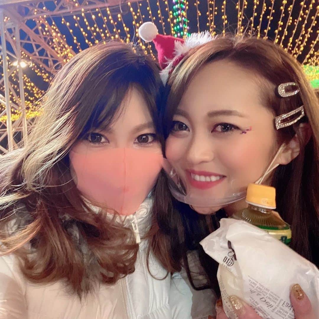 三上玲奈のインスタグラム：「今日は洗濯して、ジムの解約をする日でした　笑  まきちゃんとお気に入りの一枚😻 クリスマスガーデンでは3期生7人中5人が選ばれました‼️ 投票してくれた方、ありがとうございます😻  来年もコロナがなければ10人でヒビヤガール 頑張ります😽  コロナでほんとにイベントや芸能など大変だったけど、なんとか乗り越え、新しい事にも挑戦し、自信に繋がりました。 何があっても最後まで生きます。  みんなありがとう、日本ありがとう。  良い年末になりそうです👏  年末はチャリ旅応援ありがとうの発送や、次の仕事に向けての準備かな。  大掃除は家が広くないからいつもそんなしない😹 ちょっとはしなきゃな。  #三上玲奈　#ヒビヤガール　#ビヤガーデン　#クリスマスガーデン　#芝公園　#ビール女子」