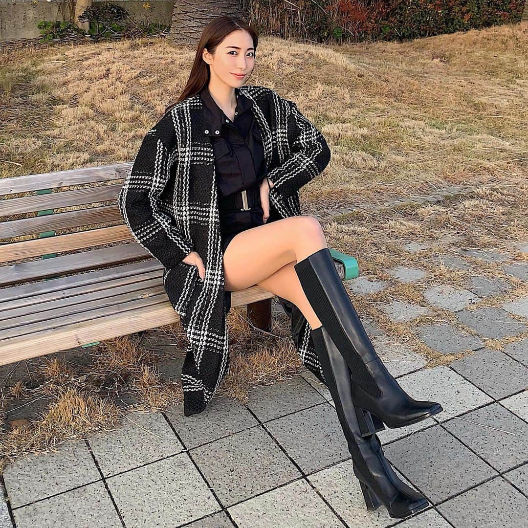 藤田麻里のインスタグラム：「一年って早いぃ❤︎ 仕事納めしてゆっくり過ごしてます❤︎  最近のおきにいりブーツ👢  @mirror.me_official  一目惚れしてポチッた🔥 ずっと履いてても疲れない、すご💪♥️  コートは撮影で着て可愛すぎて オーダーした @juliaboutique 🧥  あしたは大掃除しよーっと❤︎  #ミラーミー#MirrorMeスタイル#selectshopmirrorme#juliaboutique #ジュリアブティック」