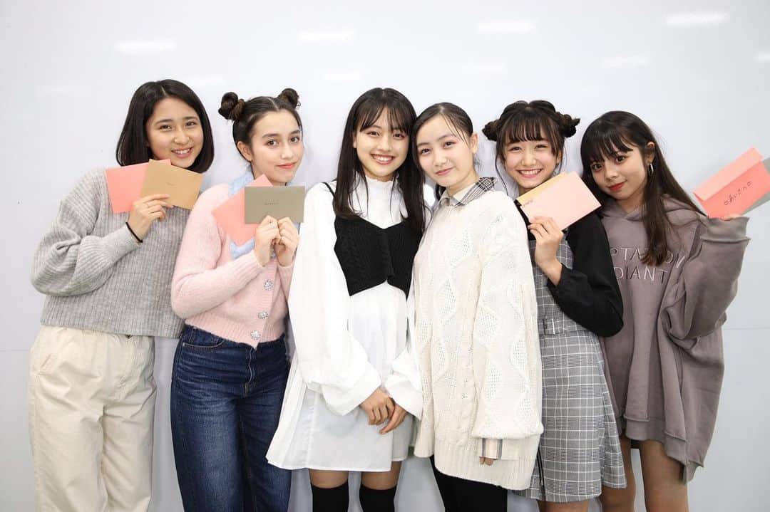 須藤紅のインスタグラム：「じゅったんとさとみんが 南青山少女隊を卒業しました🌸 . 大好きな2人の卒業はとっても寂しいけど、これからも夢に向かって頑張る2人を心から応援していきます！ . 約1年半、一緒に活動できて楽しかったよ😊 本当にありがとう💓 . 卒業式の動画がUPされているので ぜひ観てください🤲 . . . #南青山少女隊 #youtube  #卒業式  #じゅったん  #さとみん  #じゅり  #りん  #あいさ #べに」