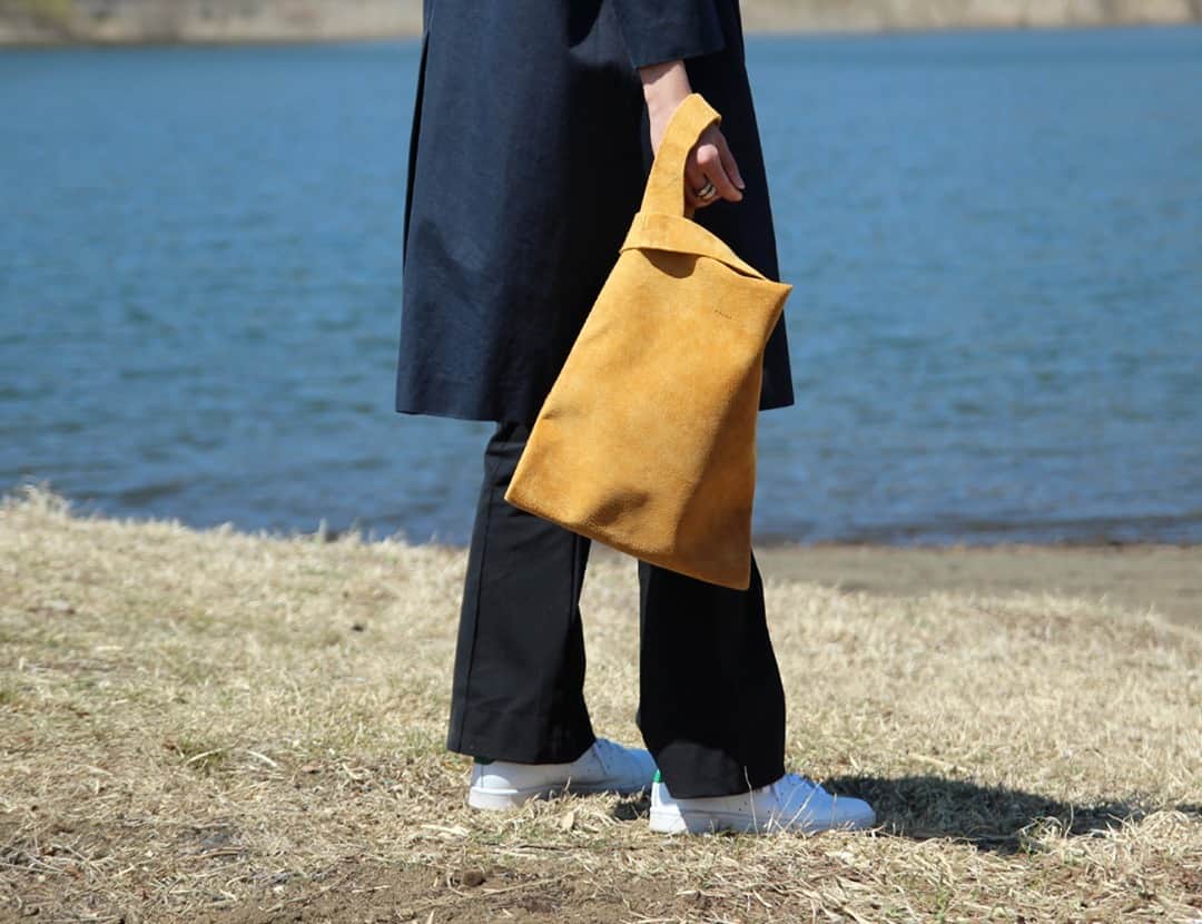 のインスタグラム：「「Folna」 - Pig Suede 2Way Tote -  ラフに持っても可愛いショッパー型のトート。 ワンハンドルや、実は斜め掛けにも出来ちゃいます。  ◎商品は当店トップページのバナーorプロフィールのURLからどうぞ。 ▶ @kozlife_tokyo  #KOZLIFE #japan #instahome #instagood #outfit #fashion #instagood #bag #ootd #fashionaddict #instafashion #leather #folna #japanmade #フォルナ #レザー #豚革 #スエード #暮らし #ファッション #コーディネート #トート #トートバッグ #バッグの中身 #冬コーデ」