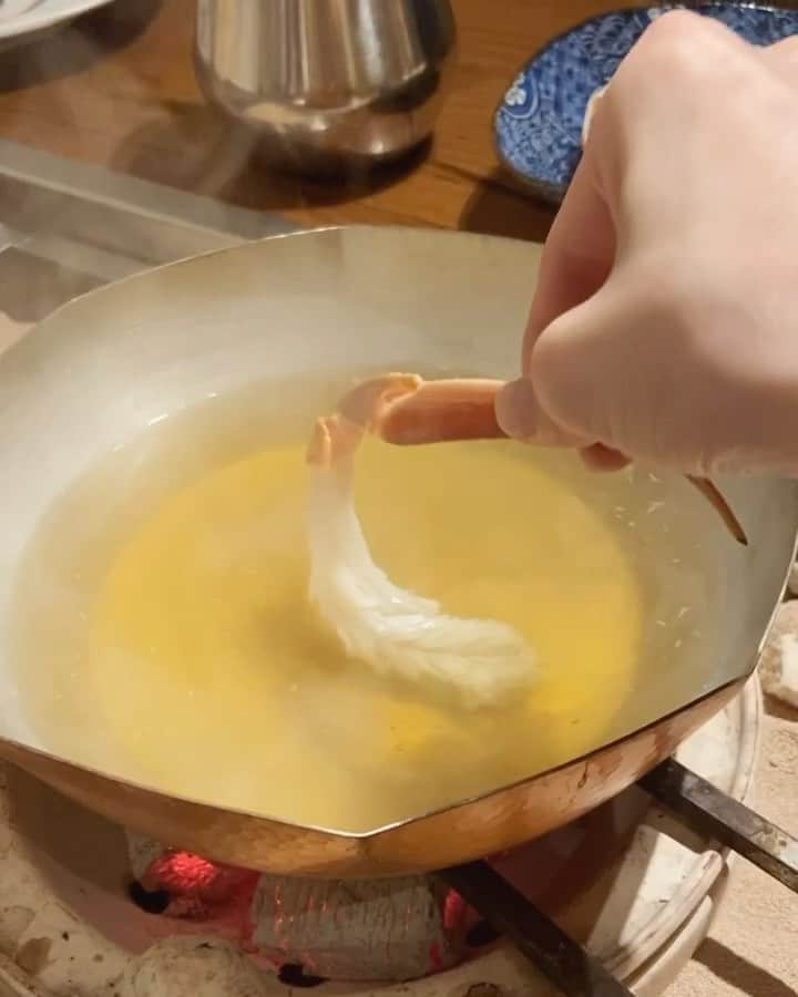 i am aiのインスタグラム：「ㅤㅤㅤㅤㅤㅤㅤㅤㅤㅤㅤㅤㅤ 母のお誕生日のお祝いで炭平さんへ🎍  蟹三昧。 こっぺ蟹、お刺身、しゃぶしゃぶ、甲羅焼き、蟹鍋、、、 みっちりむっちりの蟹はお刺身で食べるとより甘味たっぷりで最高でした。 蟹鍋の〆がまたおいしくて... たっぷりと蟹を堪能できた贅沢な日。 ㅤㅤㅤㅤㅤㅤㅤㅤㅤㅤㅤㅤㅤ  写真見返すとよだれが 🦀 💕 🤤 #京丹後#間人#間人蟹#はしうど蟹 #炭平#間人温泉炭平#蟹#京都旅行#バースデー」