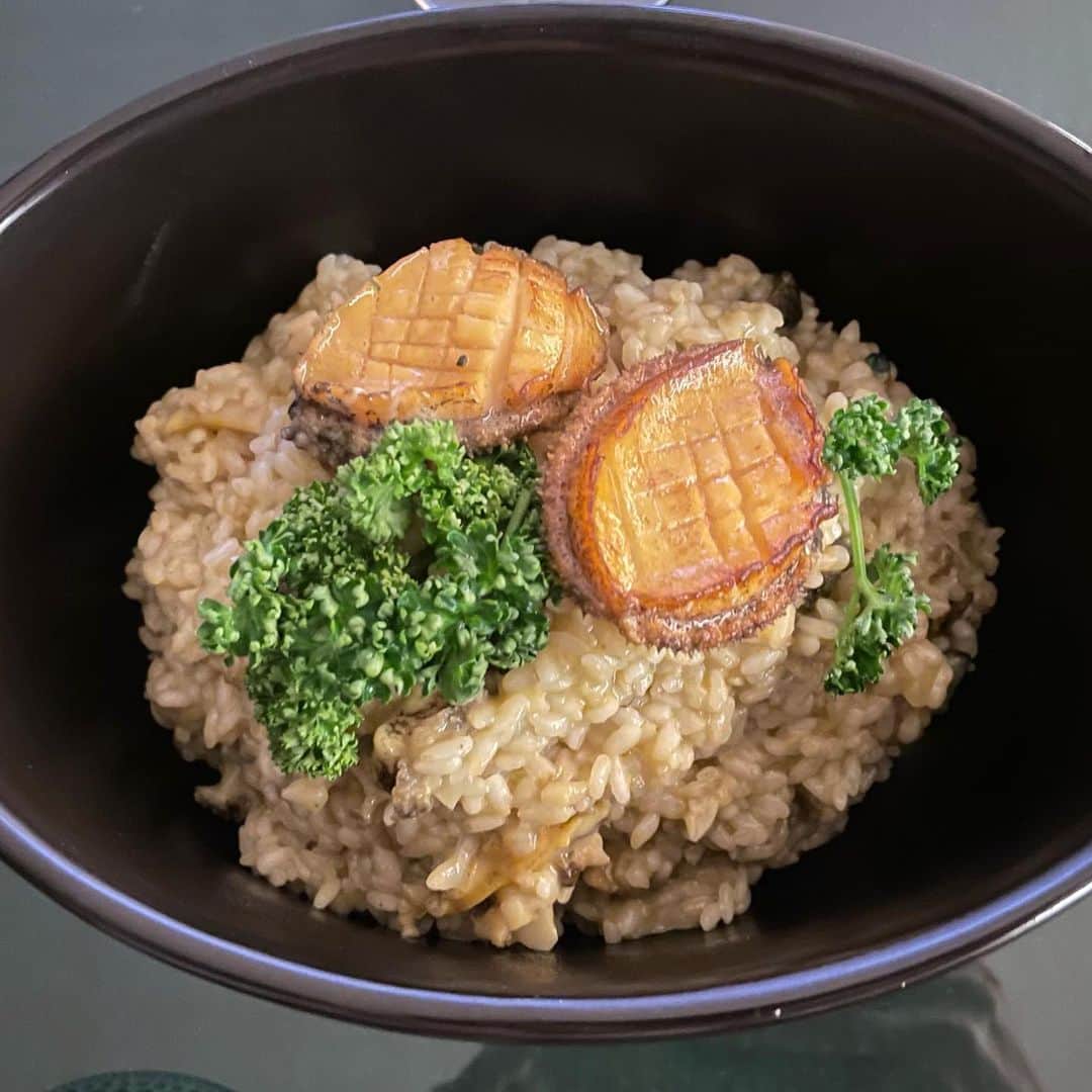 チョン・ヘビンのインスタグラム：「어제 용문시장에서 5마리에 만원 주고 산 전복으로 #전복리조또」