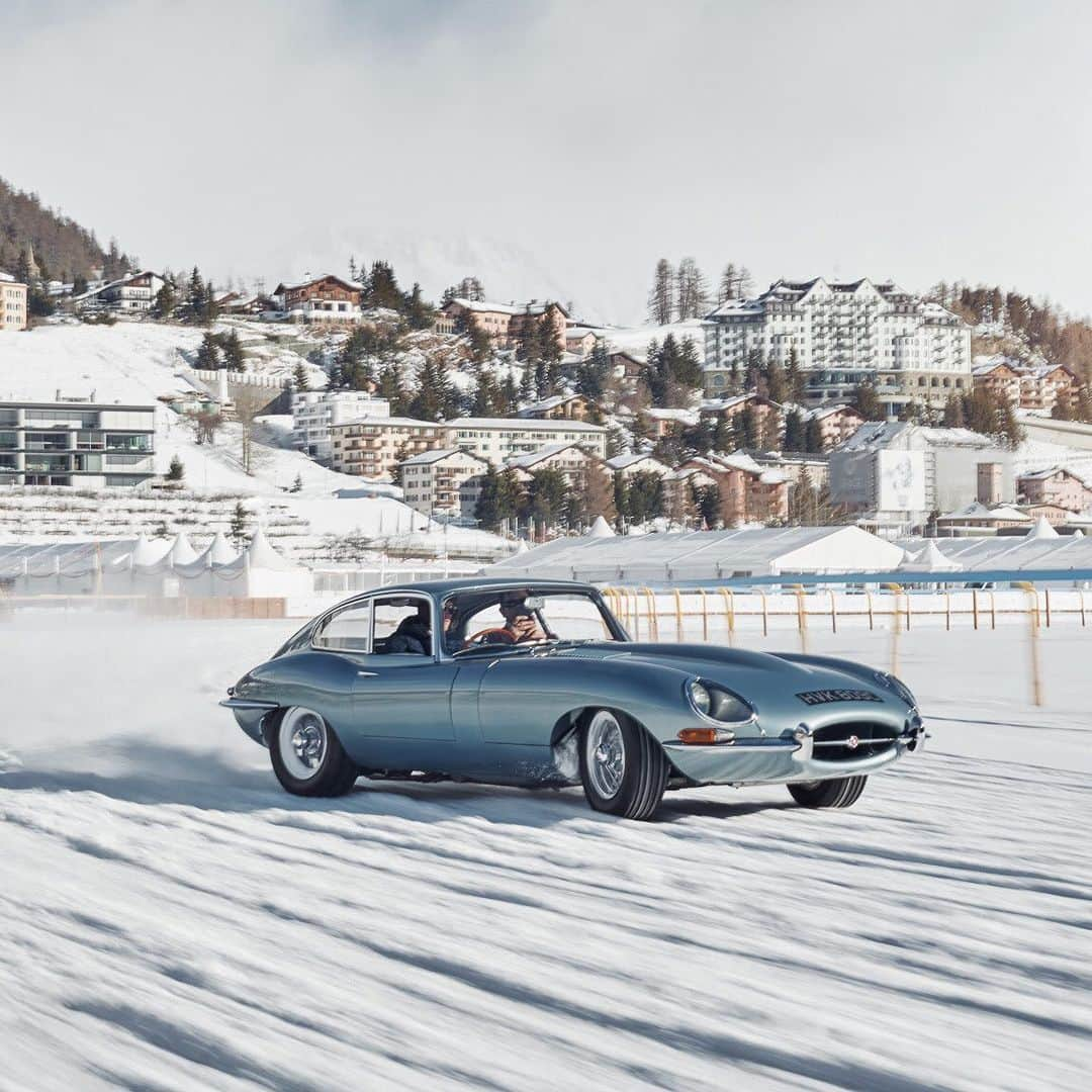 Jaguarさんのインスタグラム写真 - (JaguarInstagram)「Play with the elements.  #JaguarClassic #Ctype #Etype #XKSS #Dtype #ClassicCars #Heritage #Vintage #CarsofInstagram #InstaCar #Snow #Drifting #Switzerland #SeasonsGrettings」12月28日 19時28分 - jaguar