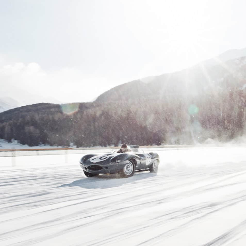 Jaguarさんのインスタグラム写真 - (JaguarInstagram)「Play with the elements.  #JaguarClassic #Ctype #Etype #XKSS #Dtype #ClassicCars #Heritage #Vintage #CarsofInstagram #InstaCar #Snow #Drifting #Switzerland #SeasonsGrettings」12月28日 19時28分 - jaguar