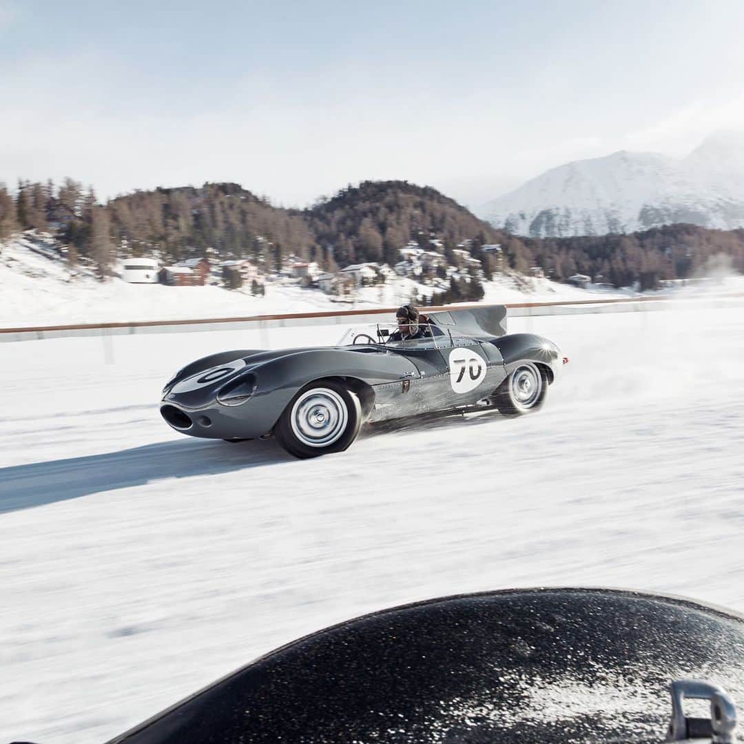 Jaguarさんのインスタグラム写真 - (JaguarInstagram)「Play with the elements.  #JaguarClassic #Ctype #Etype #XKSS #Dtype #ClassicCars #Heritage #Vintage #CarsofInstagram #InstaCar #Snow #Drifting #Switzerland #SeasonsGrettings」12月28日 19時28分 - jaguar